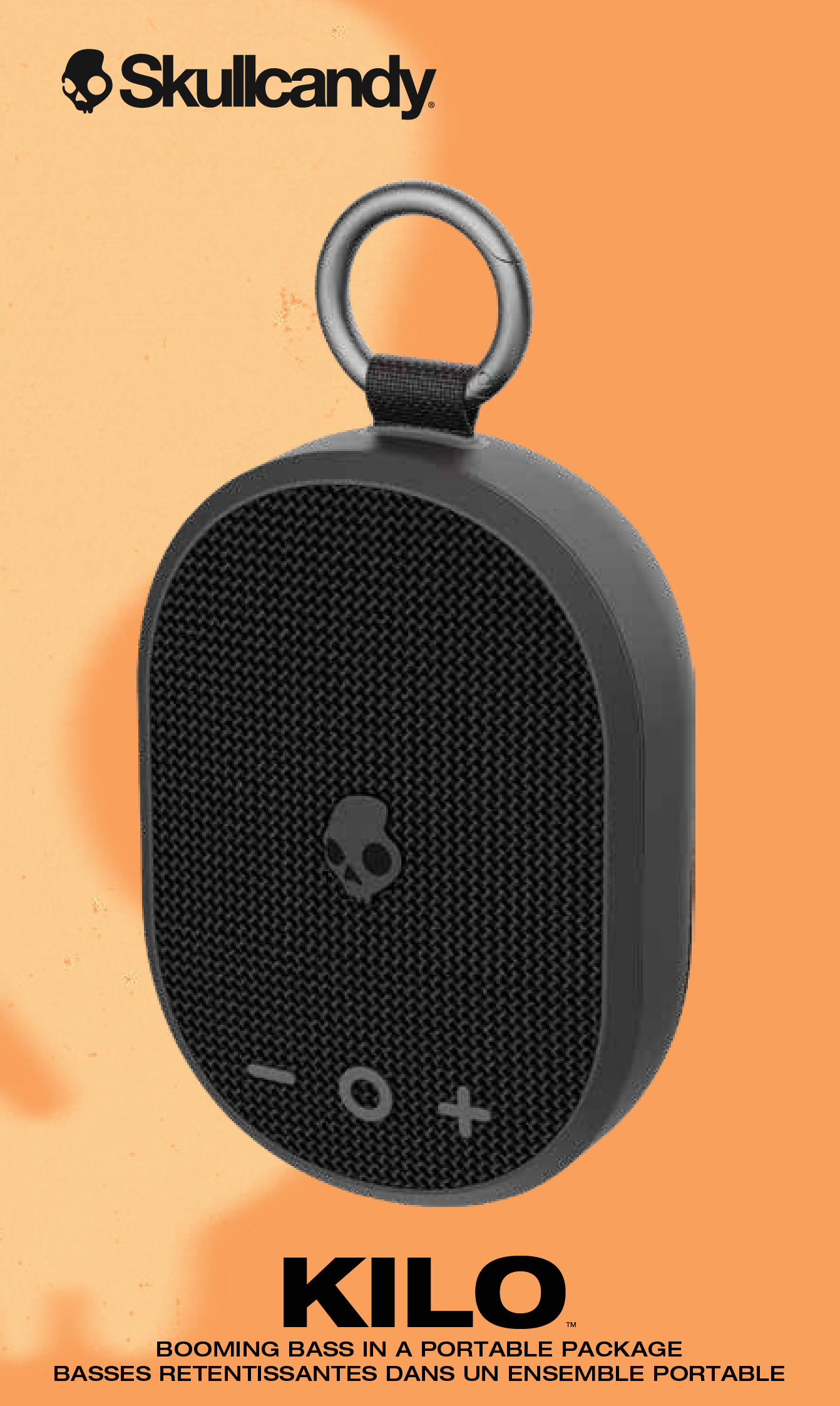 Schwarzer Skullcandy Kilo-Lautsprecher mit schwarzem Riemen und orangefarbenem Hintergrund. Hat Plus- und Minus-Tasten.