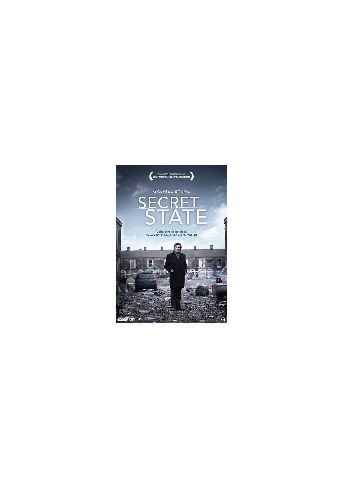 Affiche du film 'Secret State' avec un homme marchant dans une rue avec des bâtiments en arrière-plan.