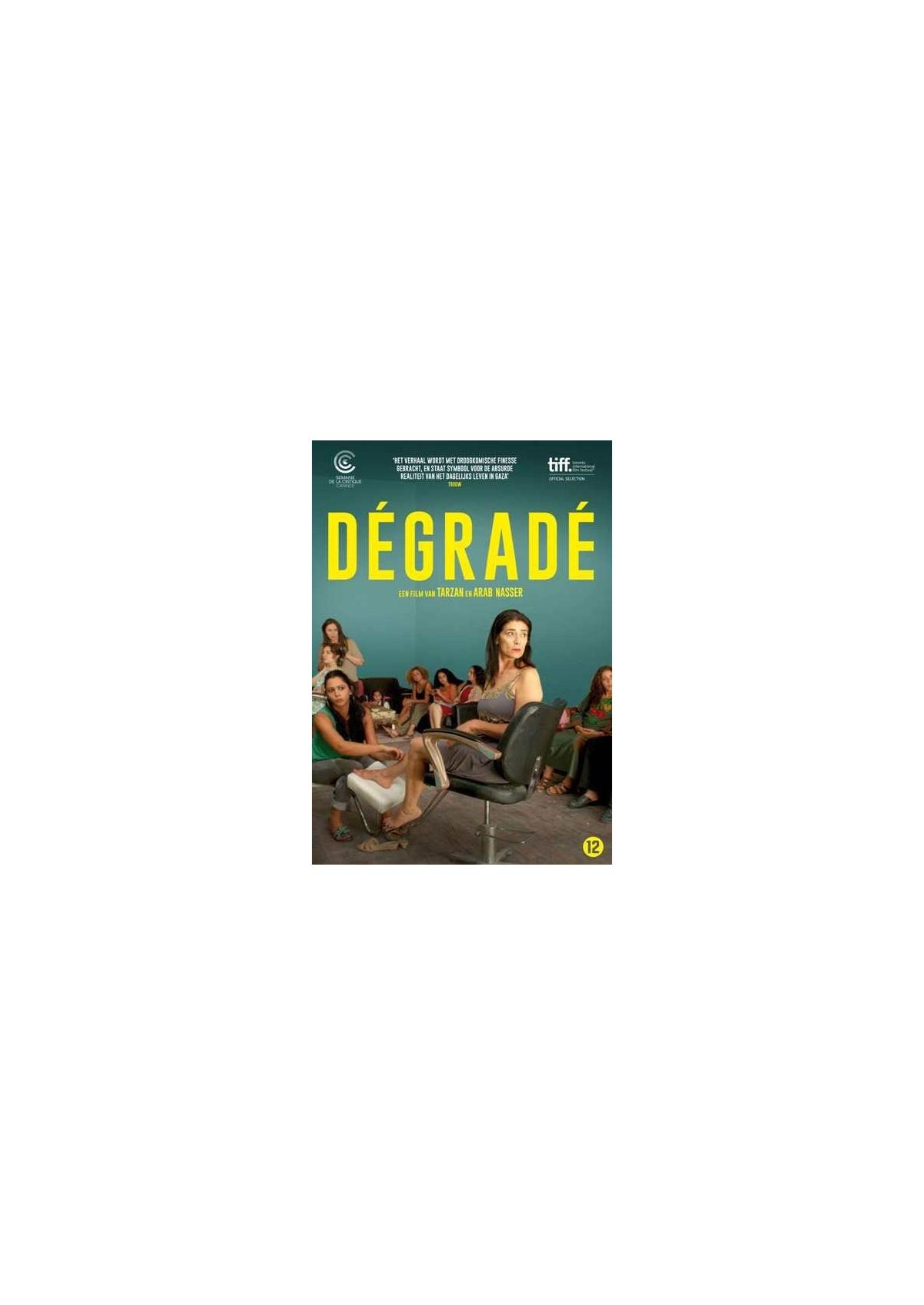 Affiche de film : Une femme assise sur une chaise avec d'autres personnes en arrière-plan. Titre : DÉGRADÉ.