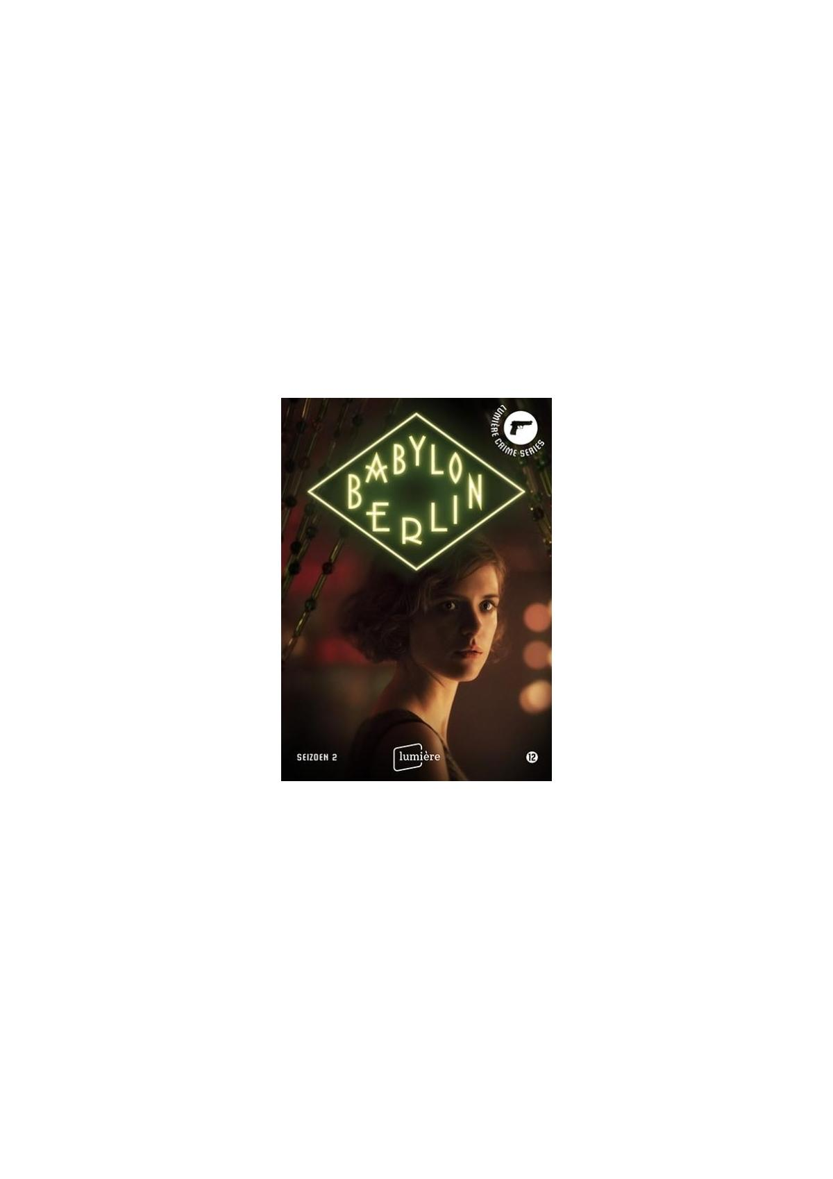 Affiche du film Babylon Berlin. Une femme se tient devant une enseigne au néon lumineuse.