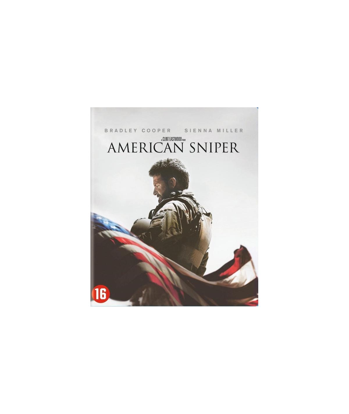 Filmcover: Man met een vlag. Titel: 'American Sniper'.