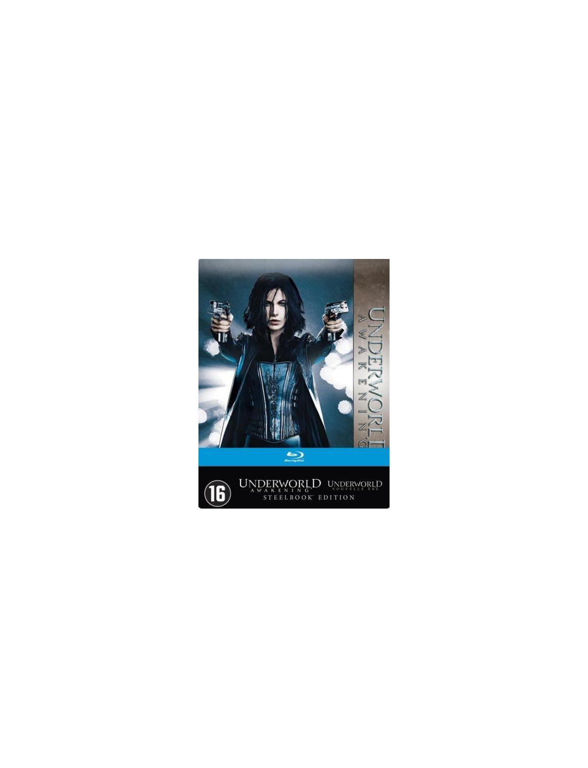 Filmposter: Een vrouw houdt twee pistolen vast. Titel: Underworld: Awakening. Zwarte achtergrond.