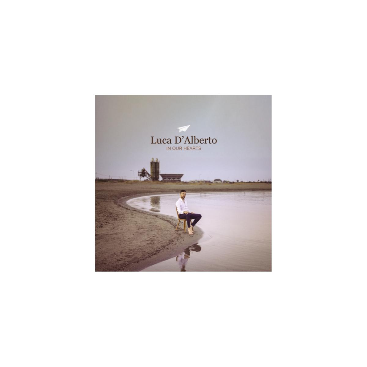 Copertina dell'album. Uomo seduto su una sedia sull'acqua. Titolo: In Our Hearts.