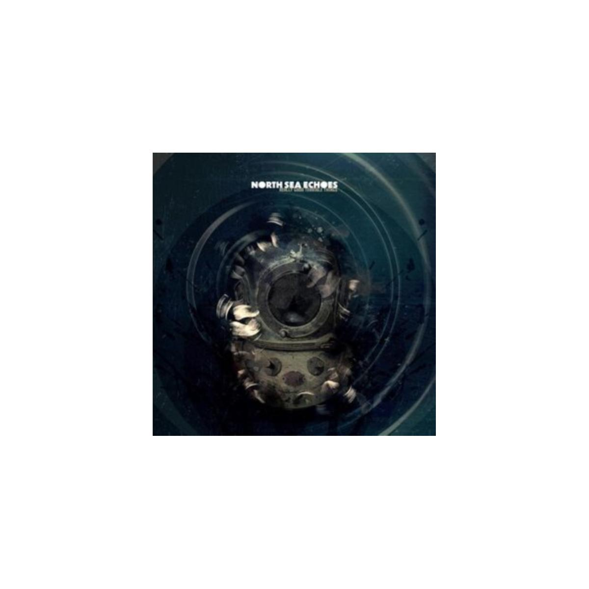 Albumhoes: Een duikershelm in donker water. Tekst 'NORTH SEA ECHOES' staat hierboven.