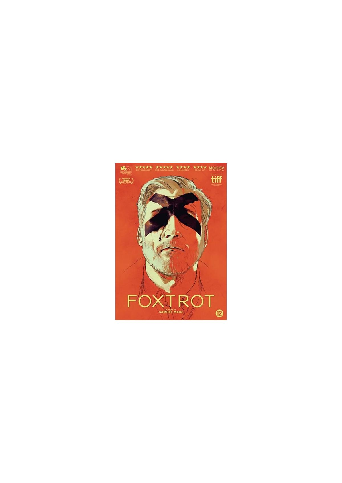 Affiche de film, fond orange, visage d'homme avec un X noir sur les yeux, titre 'Foxtrot'.