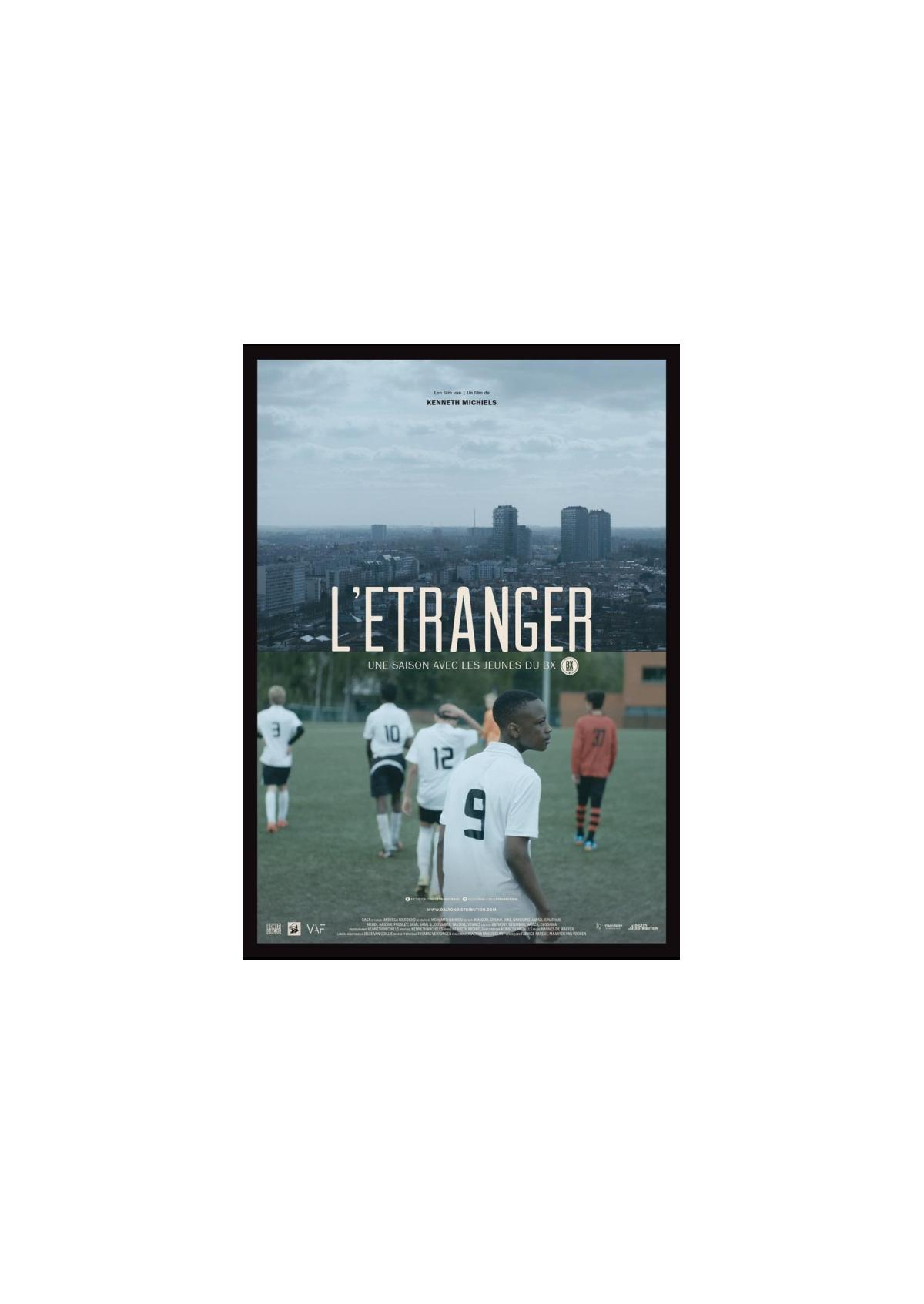 Couverture de film avec des joueurs de football sur un terrain et le titre: L'Etranger.