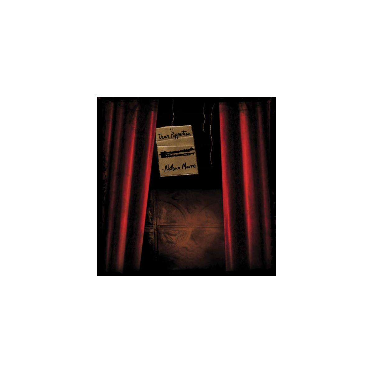 Pochette d'album. Une note déchirée est suspendue à une ficelle devant des rideaux rouges. Texte : Dear Puppeteer.
