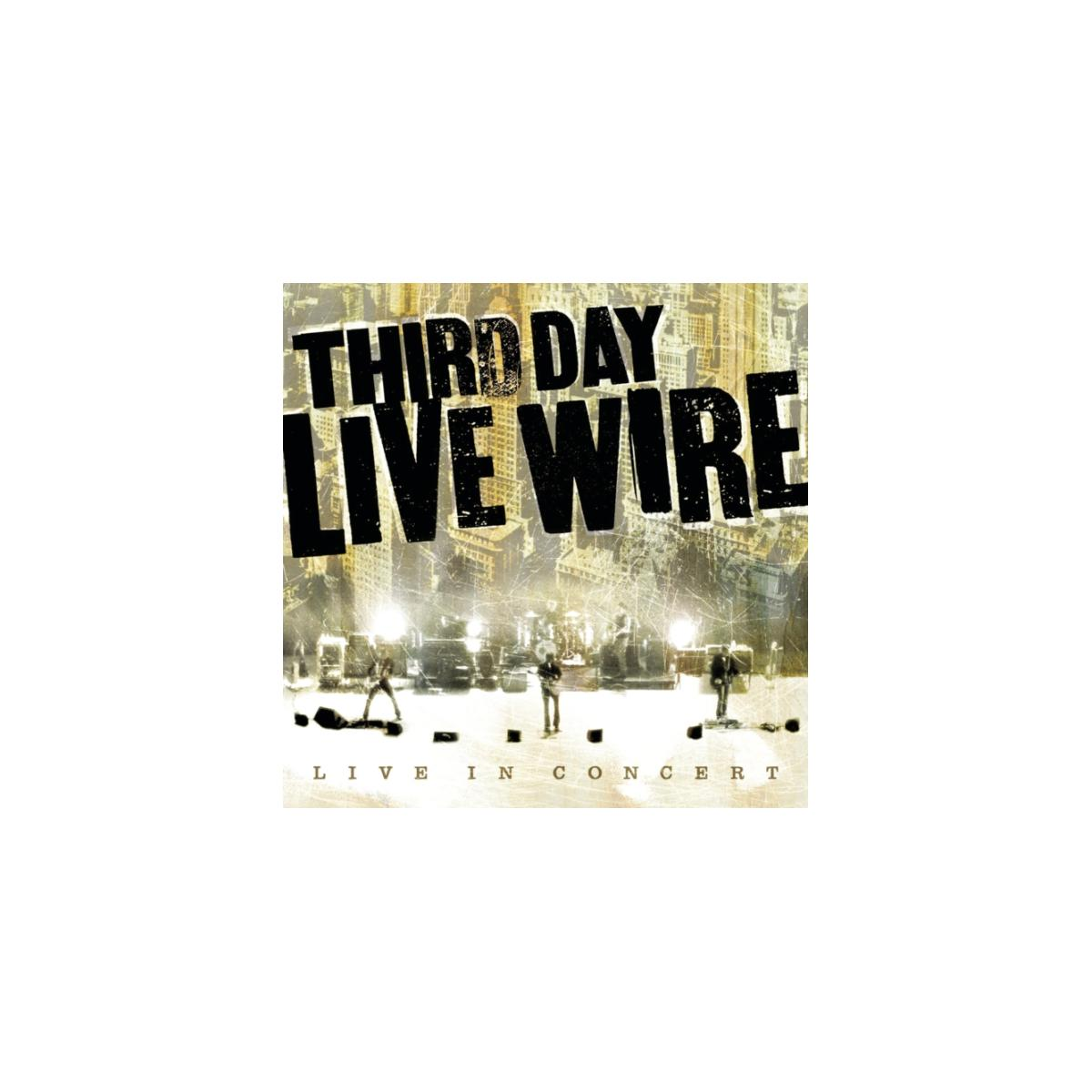 Albumhoes: Band die optreedt op het podium, stadsachtergrond. Titel: Third Day Live Wire.