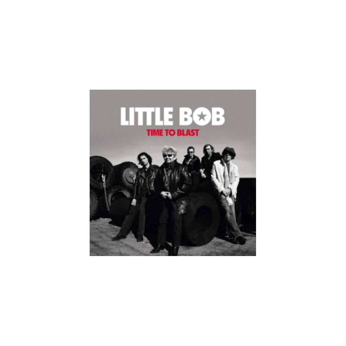 Copertina dell'album Little Bob Time to Blast. Membri della band con giubbotti di pelle, davanti a pneumatici. Bianco e nero.