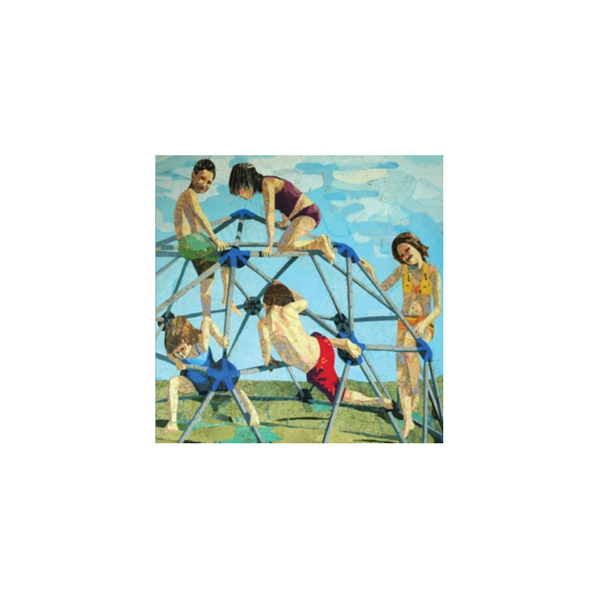 Enfants jouant sur un gymnase. Ils portent des maillots de bain, avec un ciel bleu.
