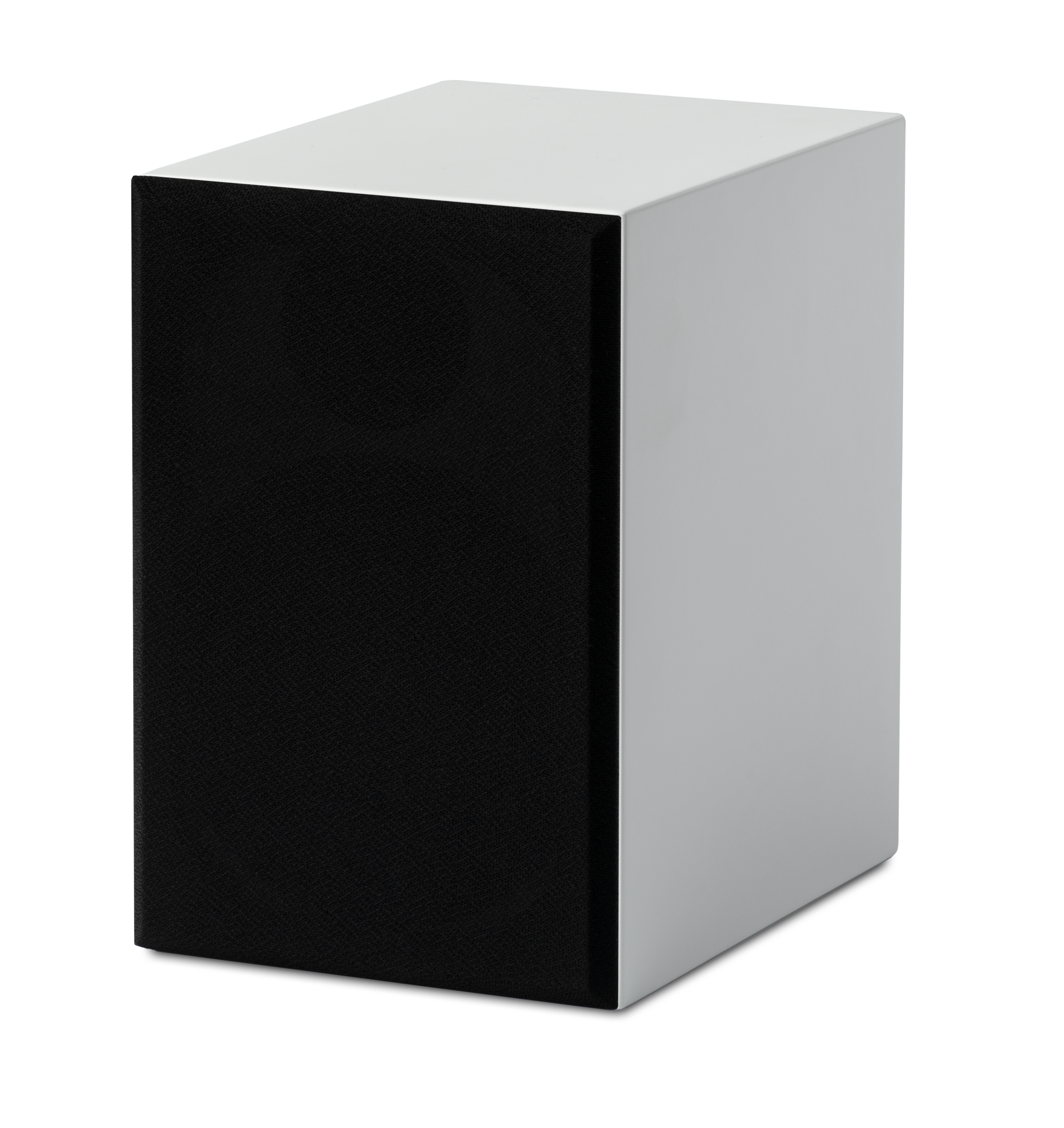 Biały głośnik z czarną osłoną i czarnym głośnikiem na czarnym tle.