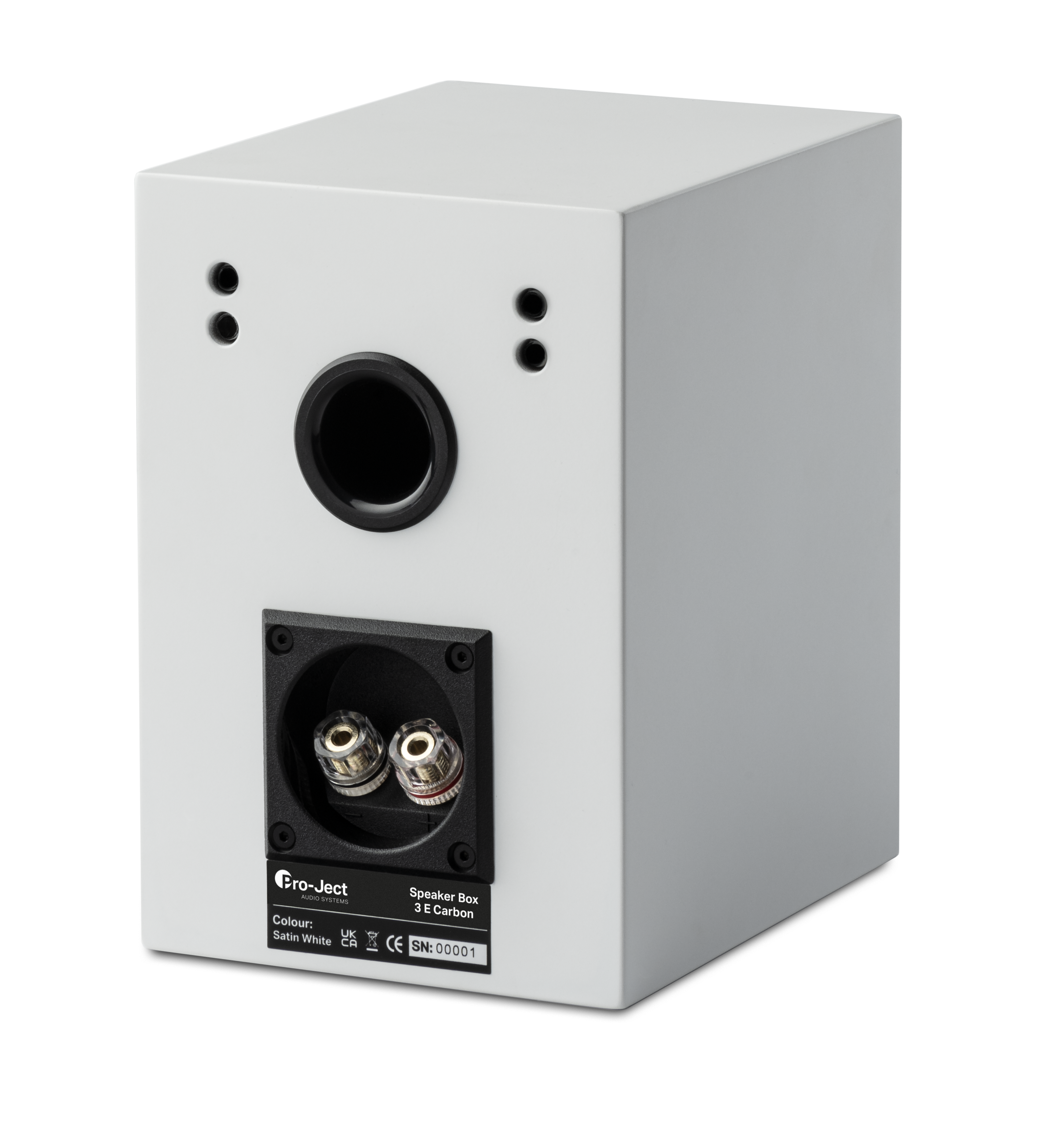 Biała obudowa głośnika. Z tyłu znajdują się porty i etykieta produktu.