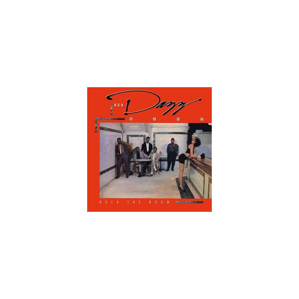 Pochette d'album avec groupe dans une pièce, bordure rouge. Femme appuyée sur le bar, hommes en costume.