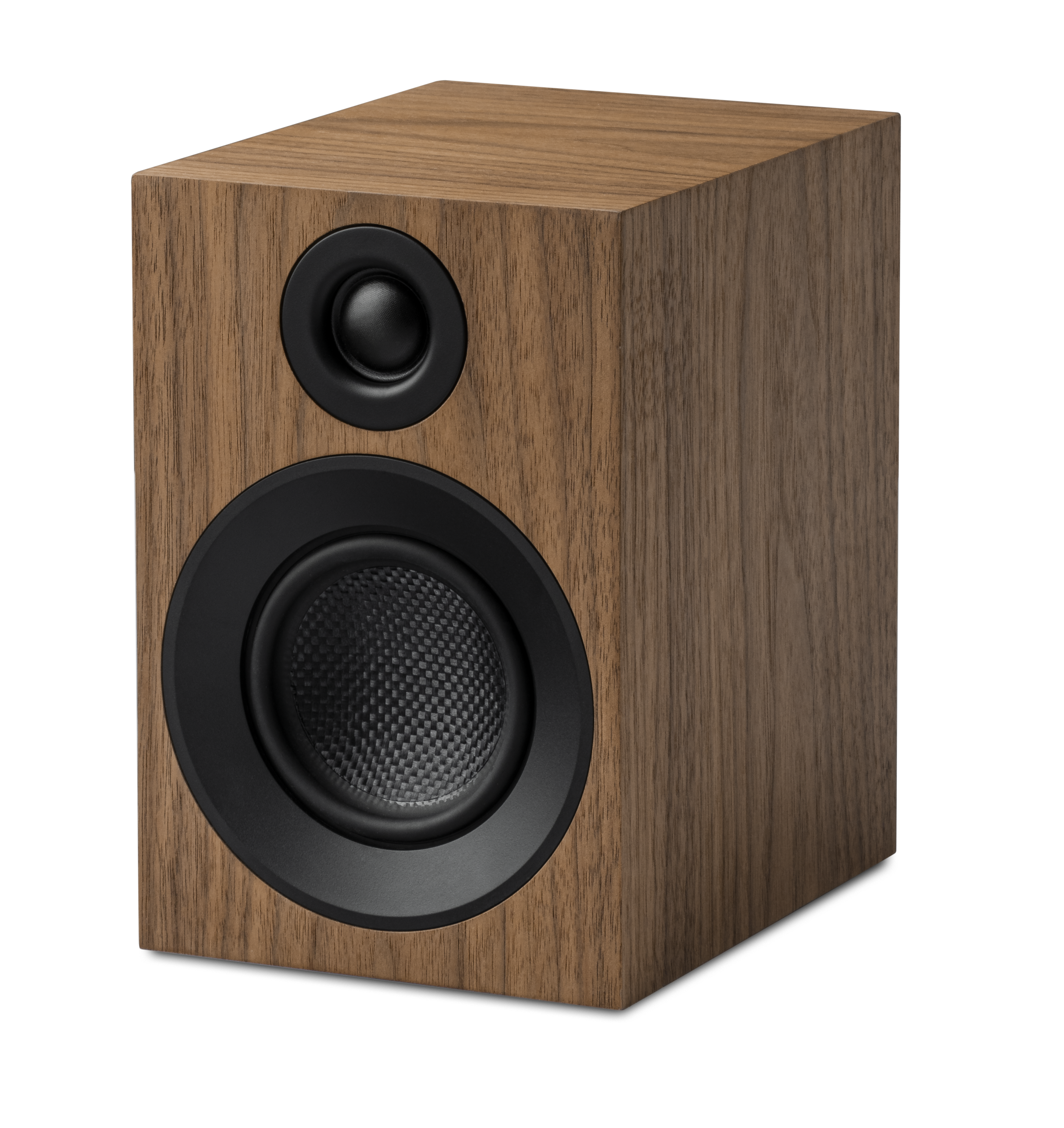Drewniany głośnik. Ma czarny głośnik i czarny okrągły głośnik.