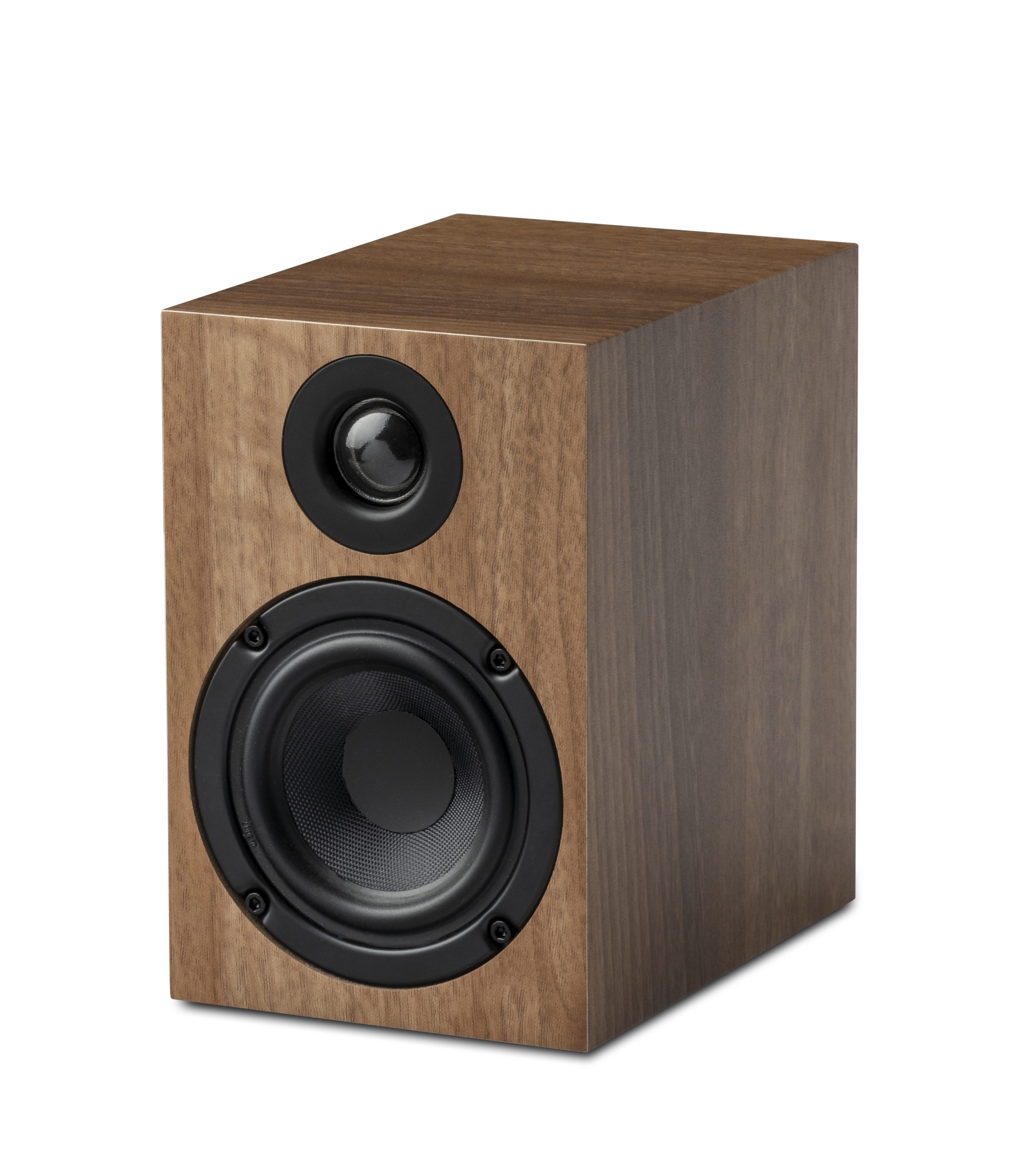 Drewniany głośnik, pod kątem, z okrągłym głośnikiem niskotonowym i wysokotonowym. Czarne tło.