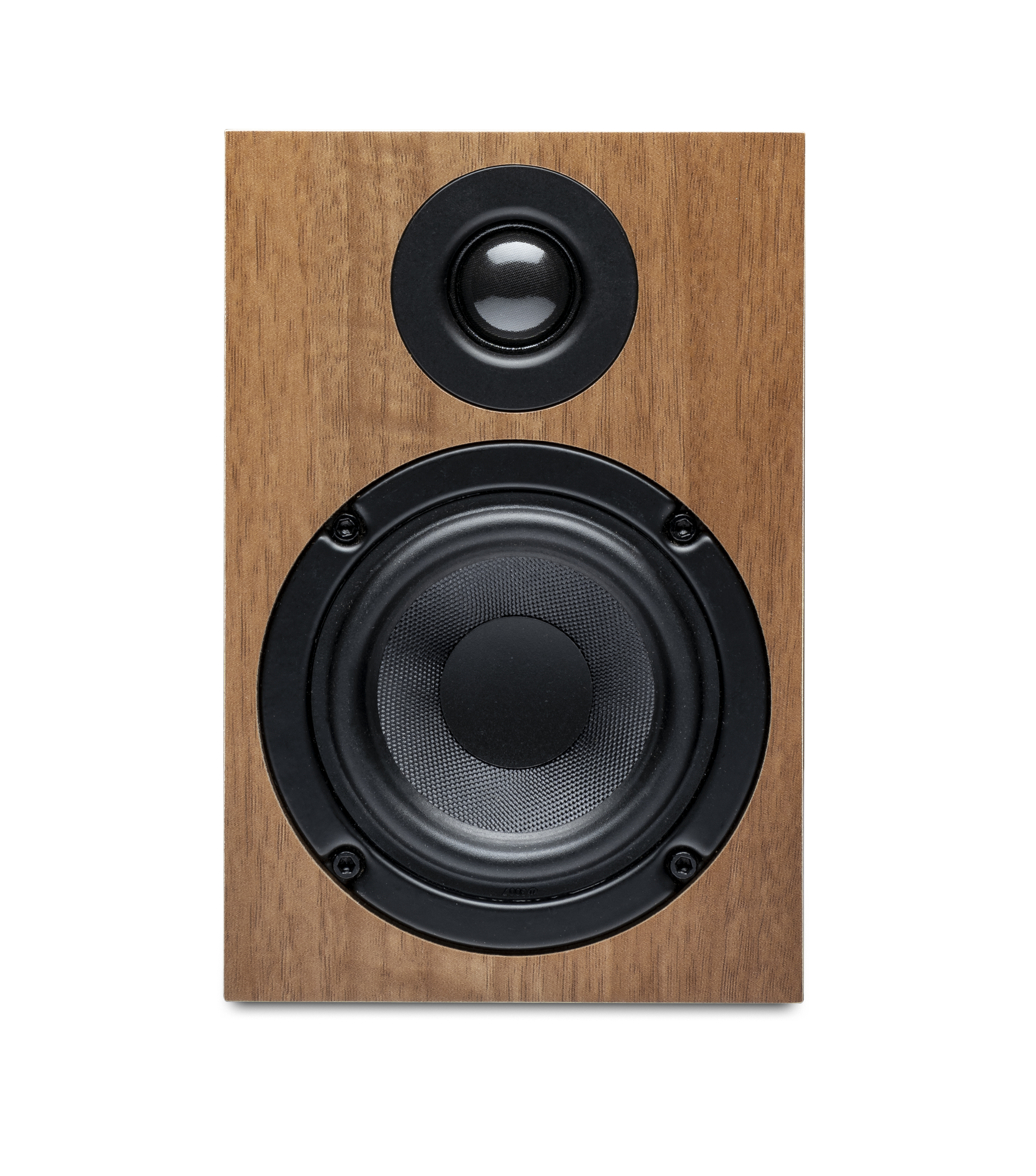 Drewniany głośnik z czarnym głośnikiem i czarnym głośnikiem wysokotonowym na czarnym tle.