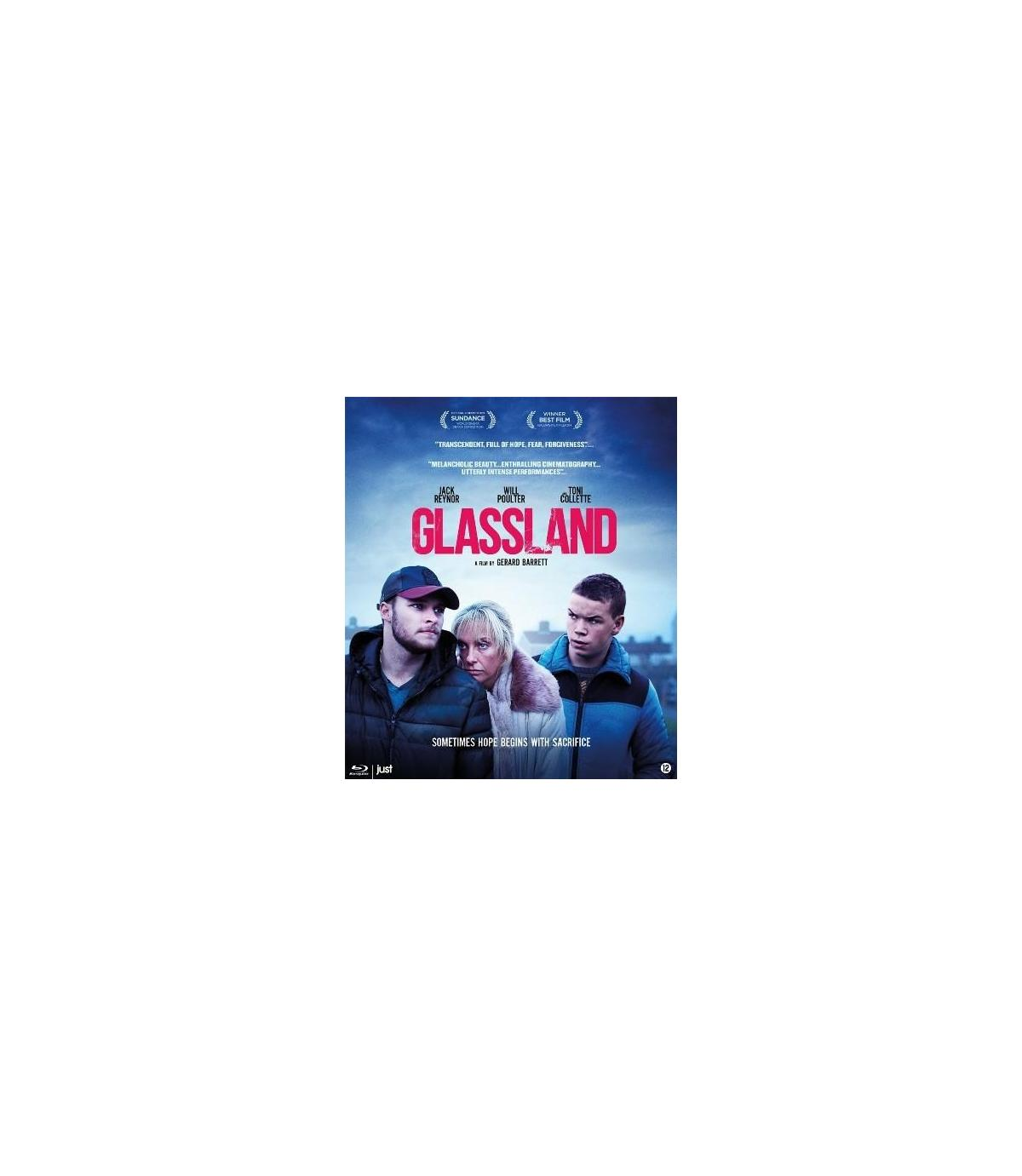 Een filmposter met drie personen en de titel 'Glassland'. De achtergrond is een donkere, bewolkte hemel.