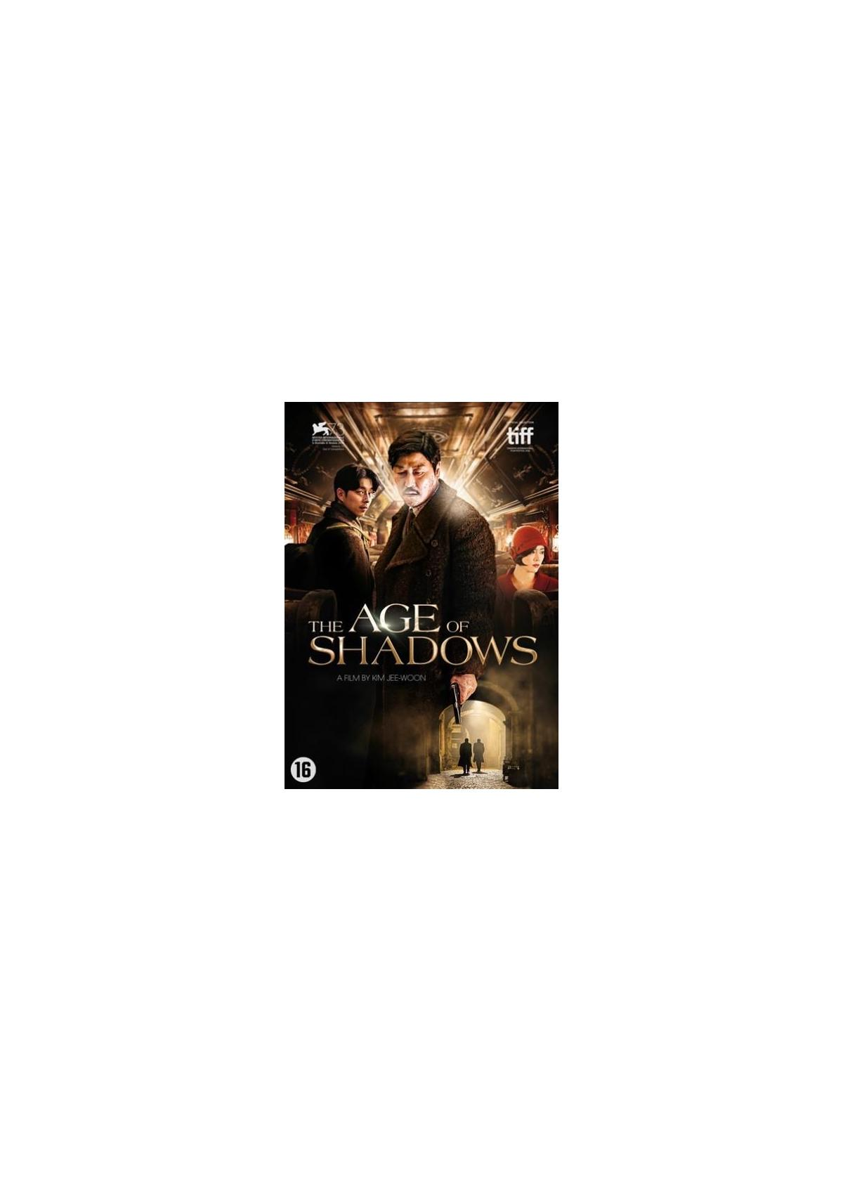 DVD-hoes voor "The Age of Shadows", met drie personen en de titel op een donkere achtergrond.