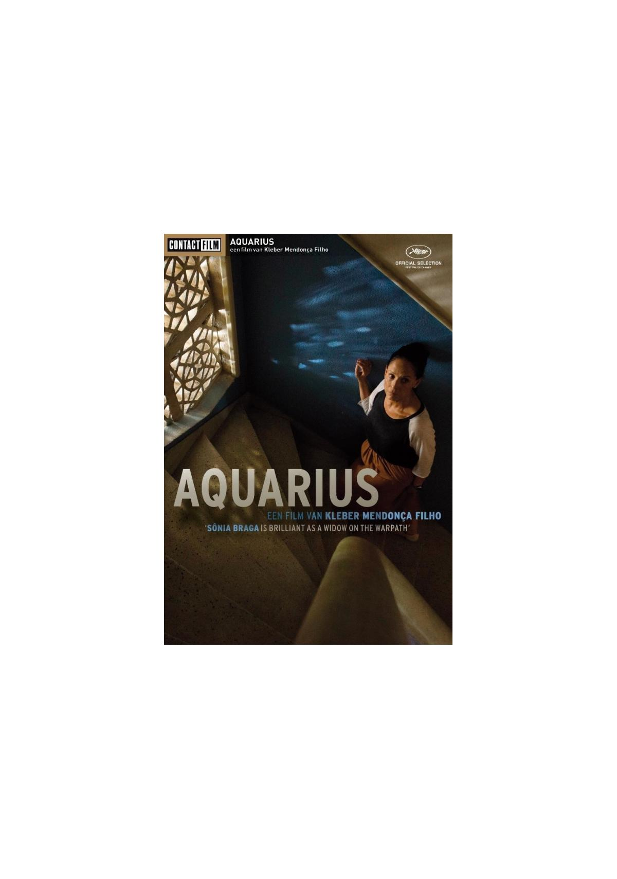 Affiche de film. Une femme regarde en haut dans un bâtiment. Titre : Aquarius.