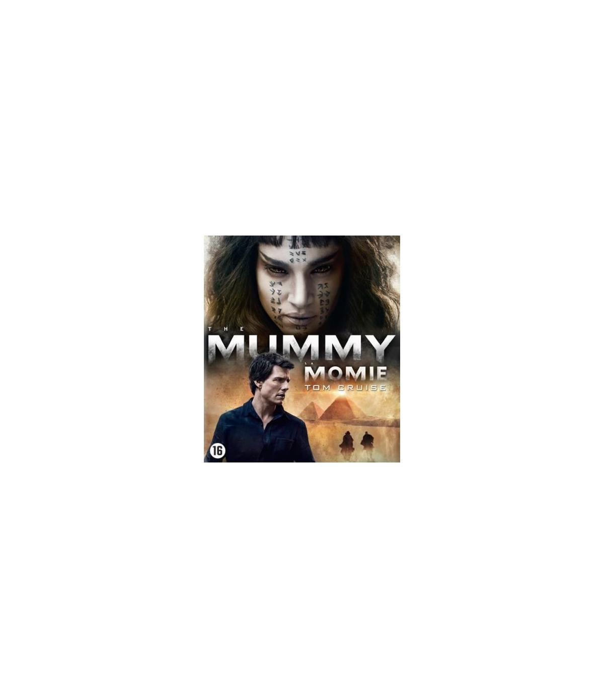 Couverture du film 'La Momie'. Une femme avec des hiéroglyphes sur le visage et Tom Cruise. Pyramides en arrière-plan.