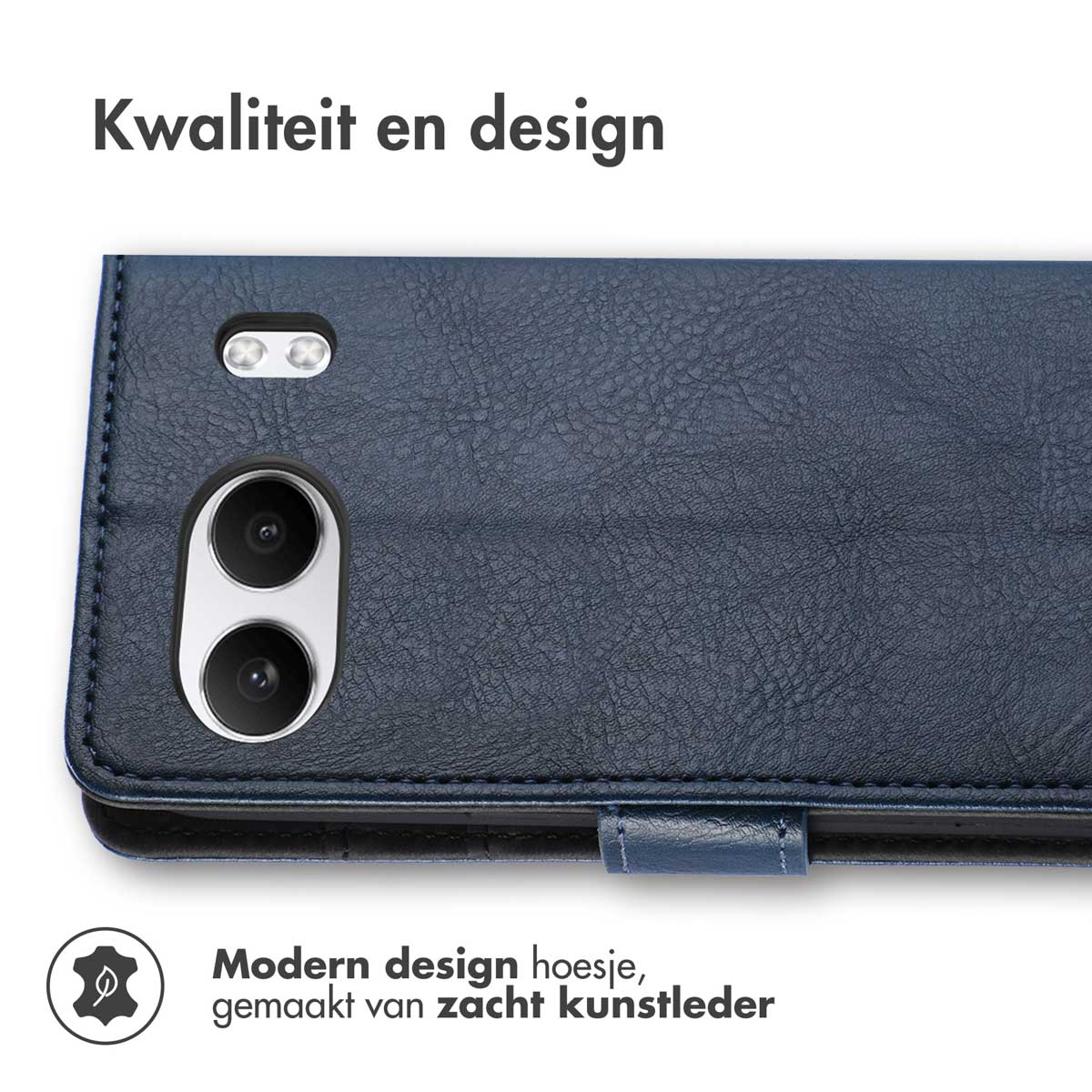Una custodia per telefono in pelle blu con un ritaglio per la fotocamera, una patta e un logo in basso.