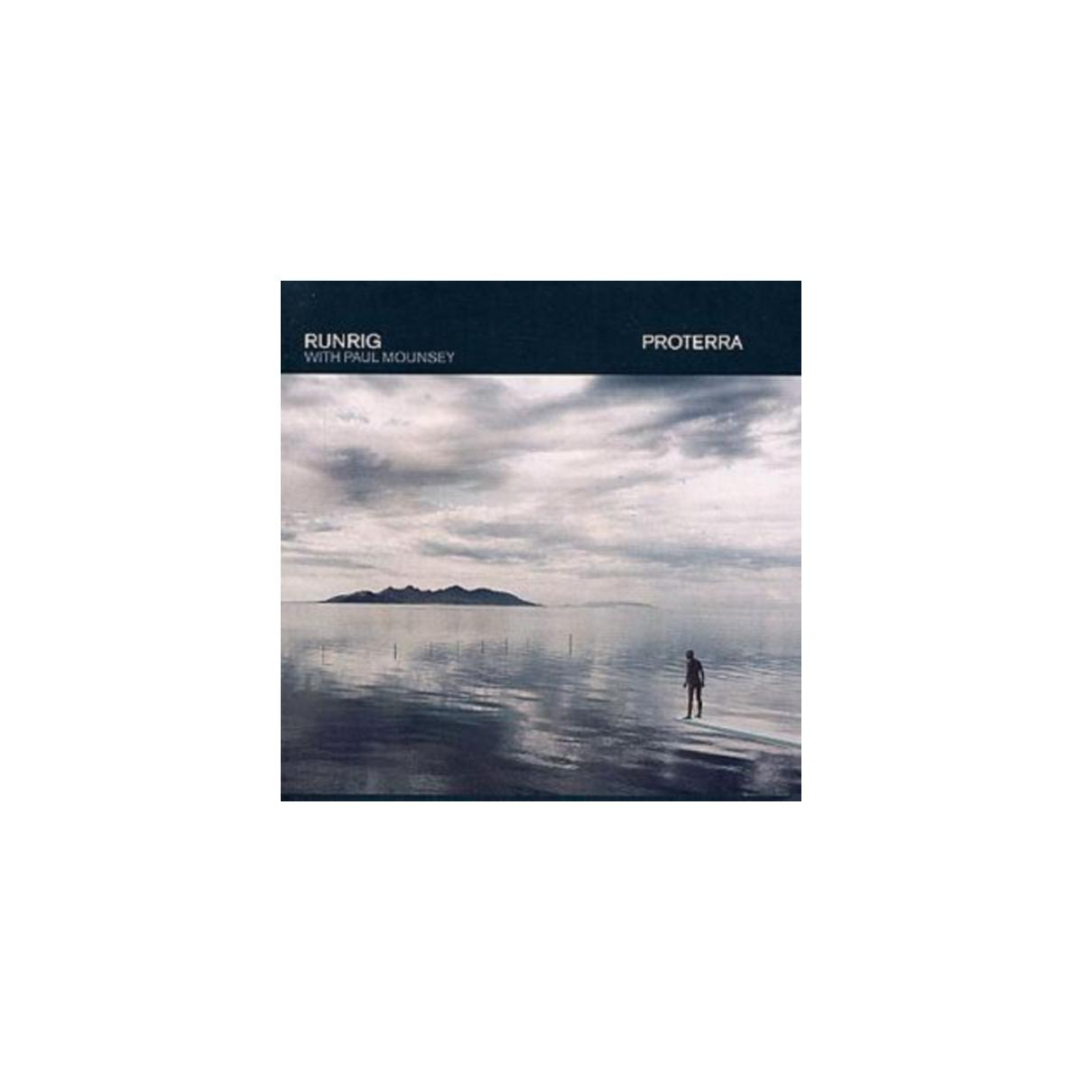 Albumhoes: Runrig - Proterra. Een man staat in ondiep water en kijkt naar een bergketen.