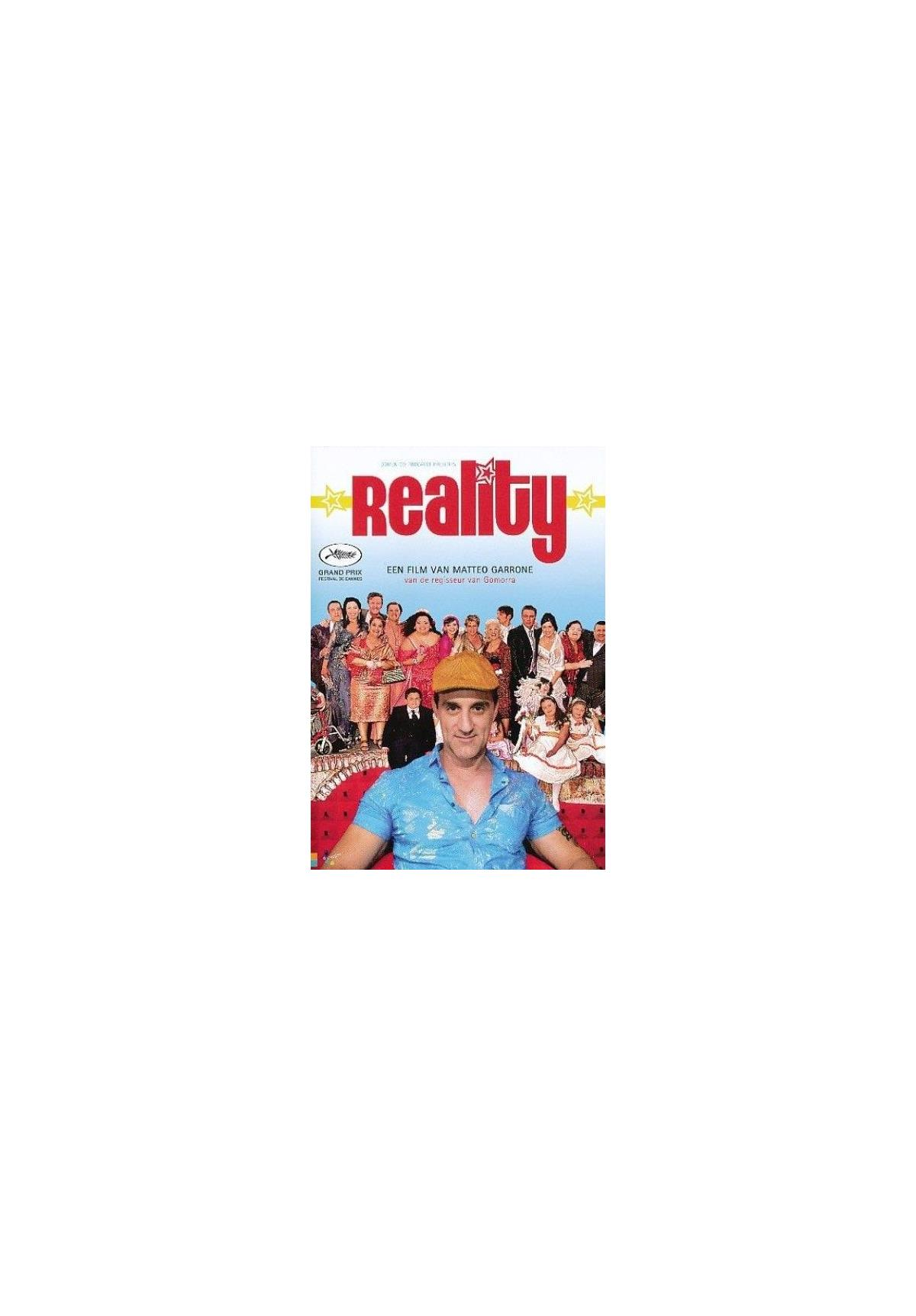 Couverture DVD. Titre : Reality. Montre un homme avec une foule de personnes en arrière-plan.