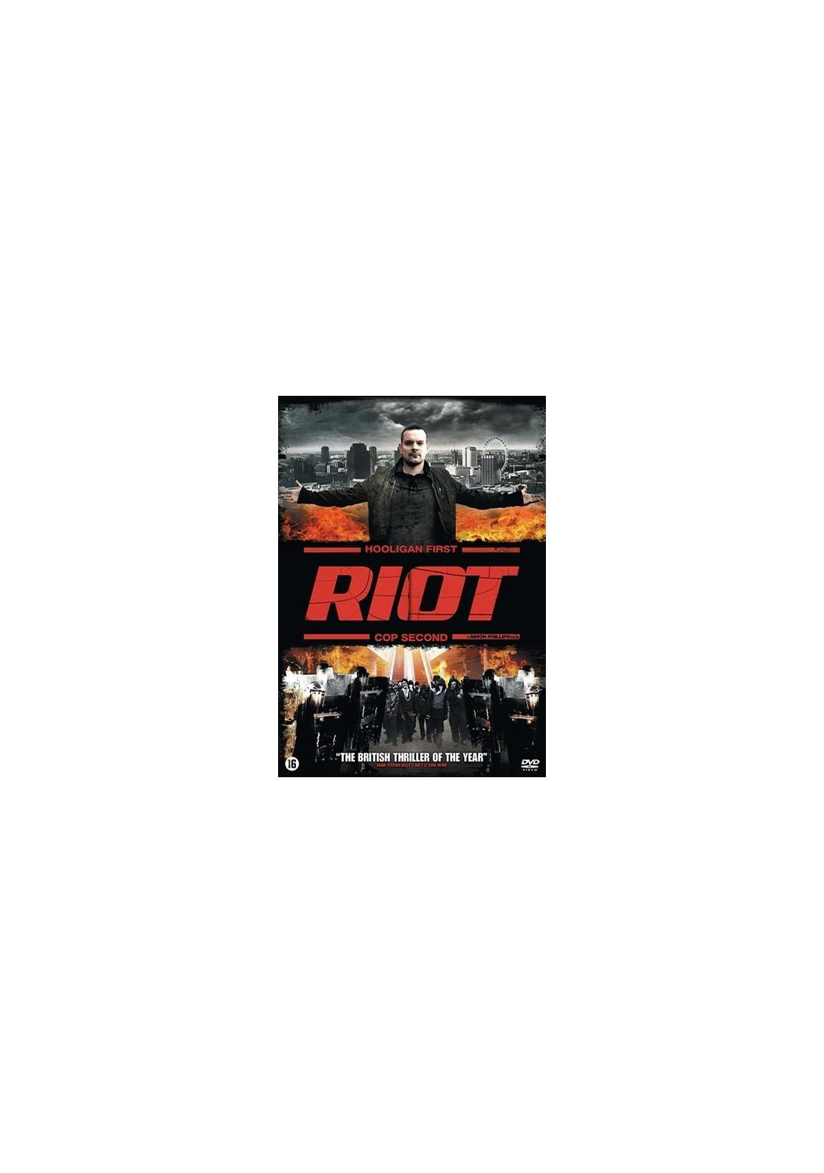 Jaquette DVD de 'Riot' avec un homme les bras ouverts.
