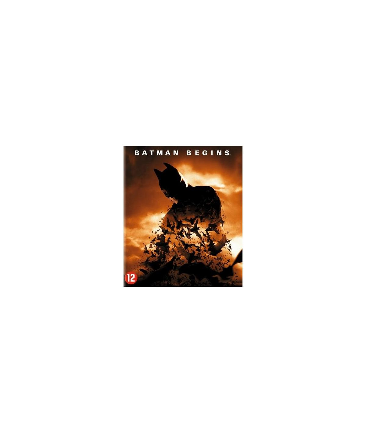 Batman Begins DVD-hoes. Batman-silhouet tegen een oranje, rokerige achtergrond.