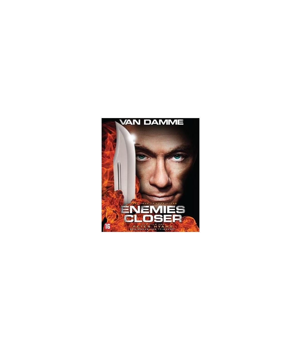 Enemies Closer DVD-hoes. Het gezicht van Jean-Claude Van Damme met een mes in vlammen.