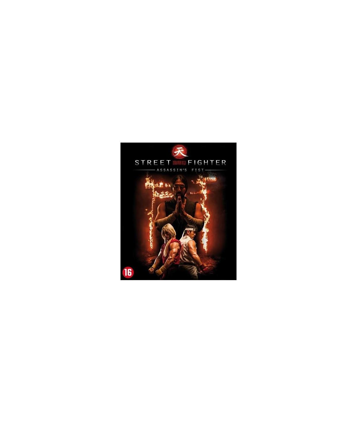Street Fighter: Assassin's Fist DVD-hoes. Twee mannen staan voor een vuur. Titel en tekst overlay.