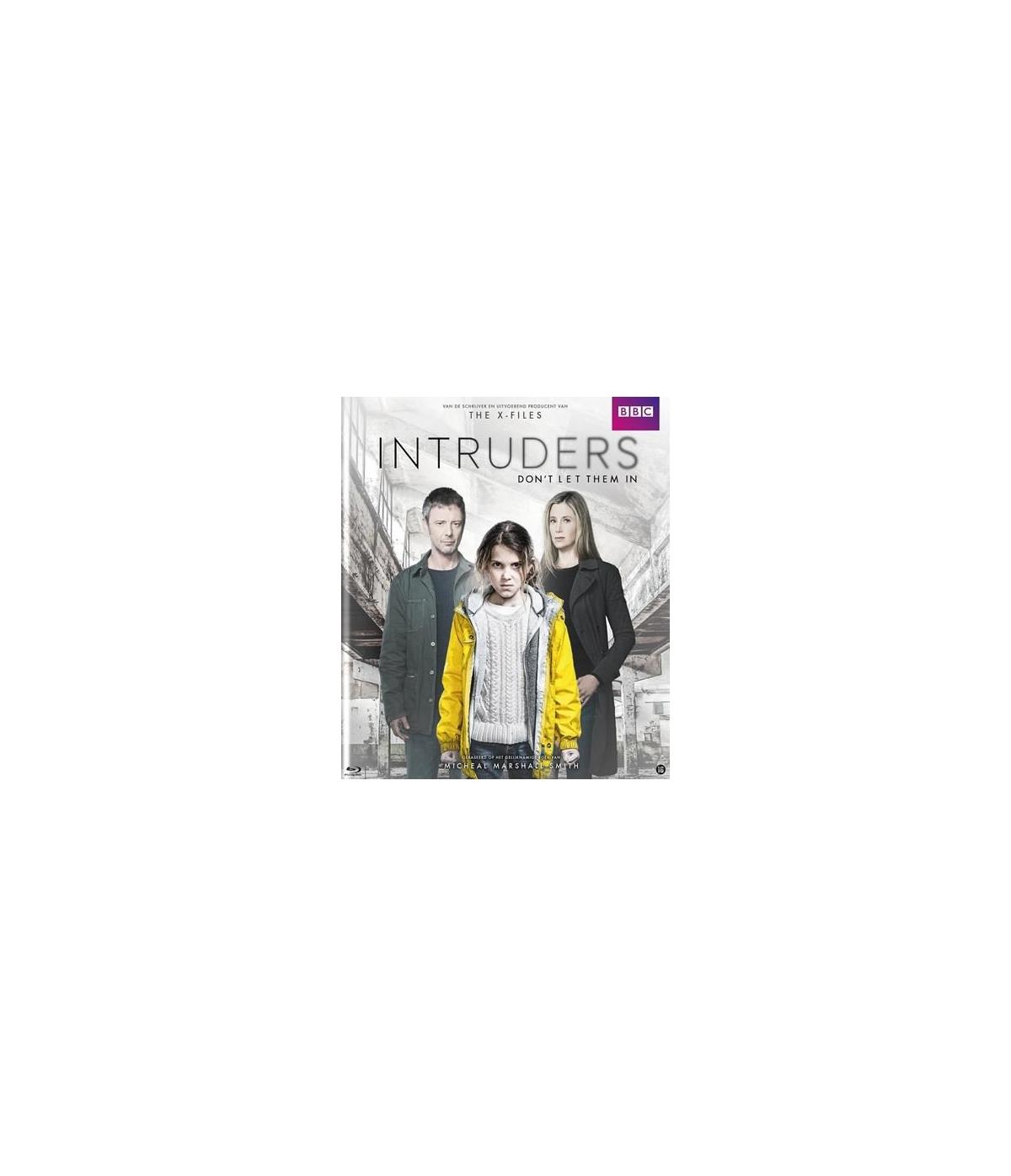 DVD-hoes: Drie mensen, titel 'Intruders' op een stadsachtergrond.