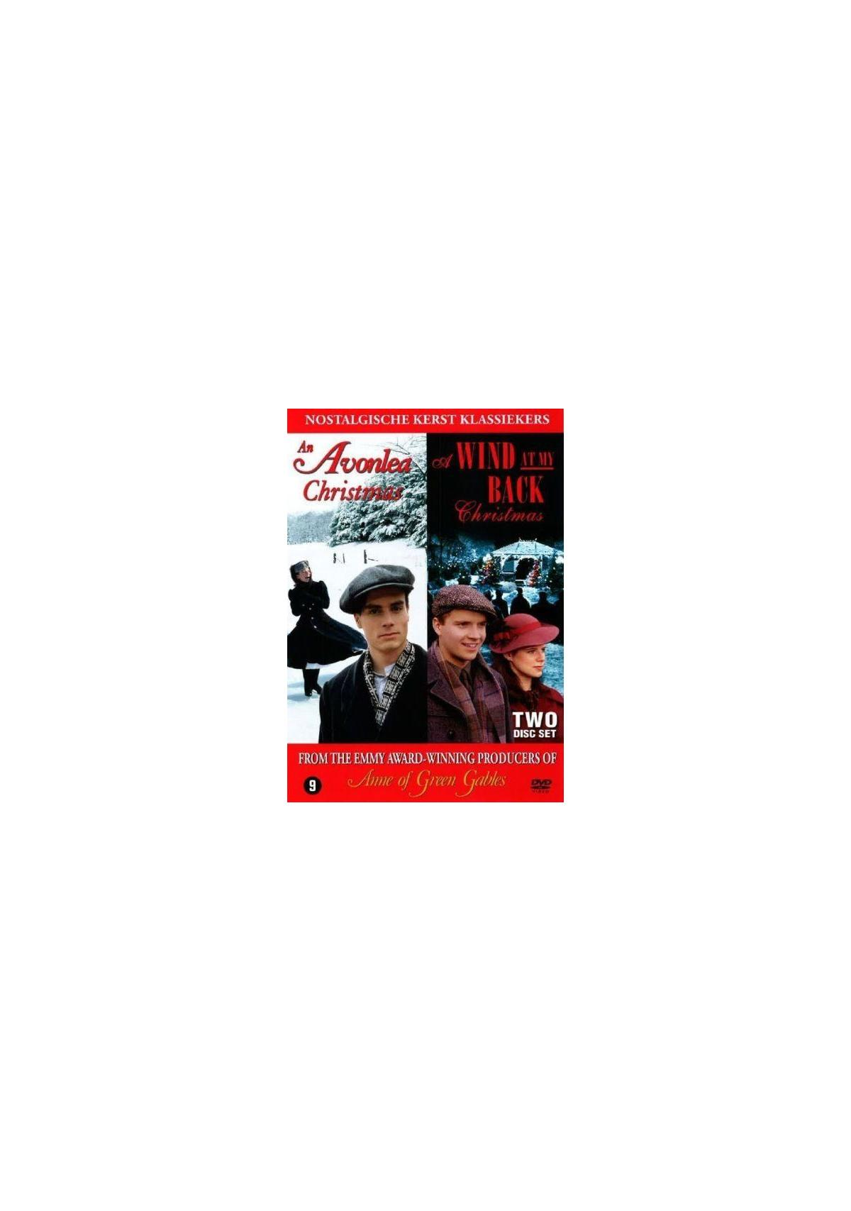 Couverture DVD, une famille devant une maison en hiver.