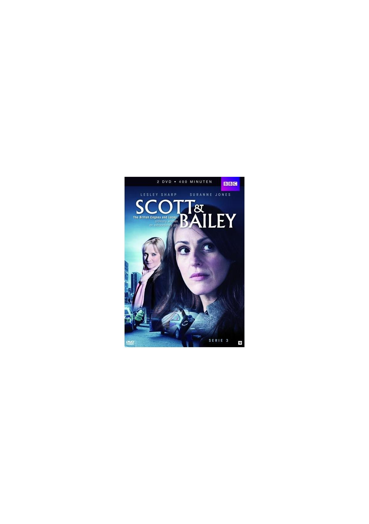DVD-hoes: Twee vrouwen, titel 'Scott & Bailey', voor een stadsgezicht.