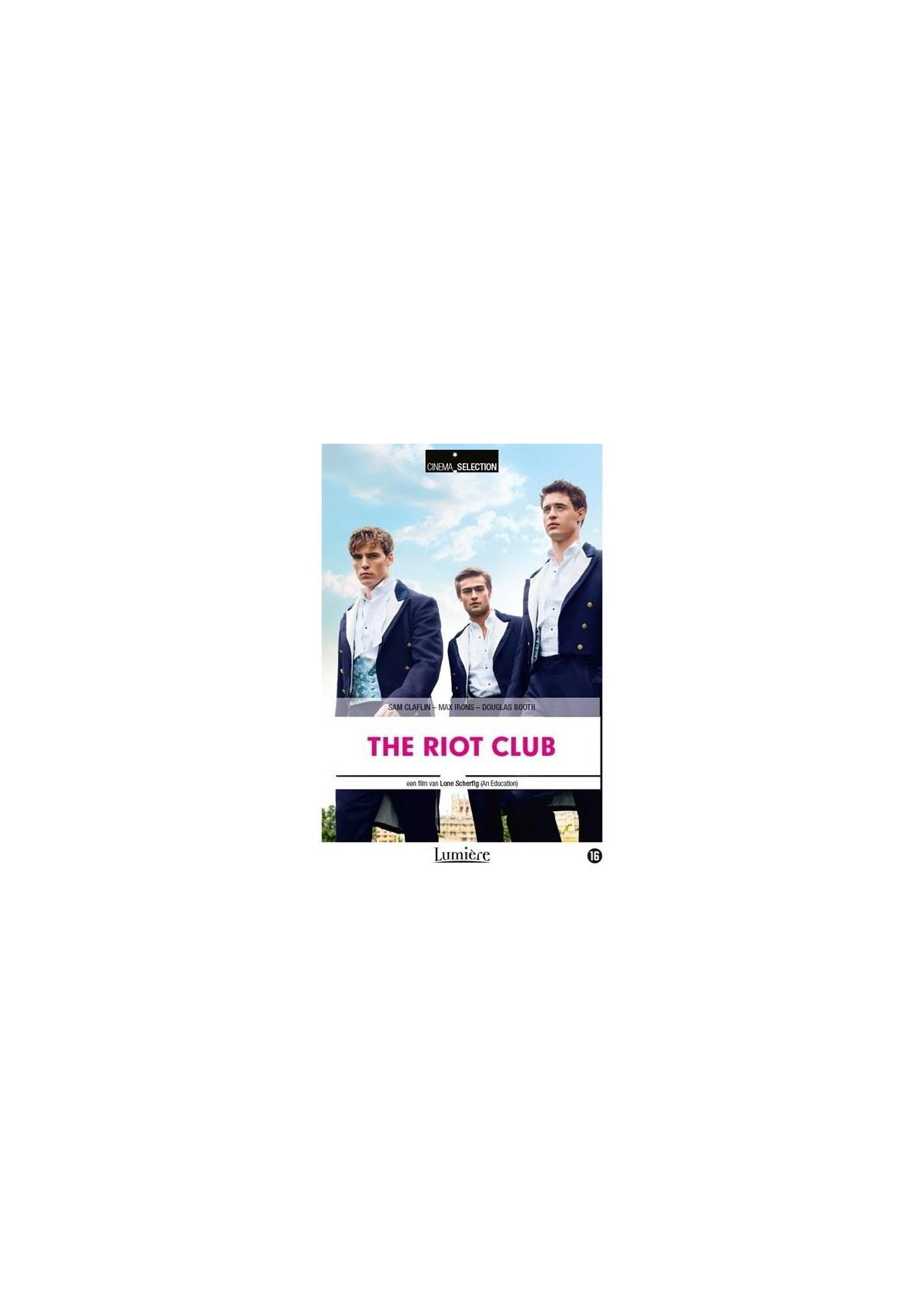 Filmposter: Drie mannen in pakken, titel 'The Riot Club', tegen een lucht.