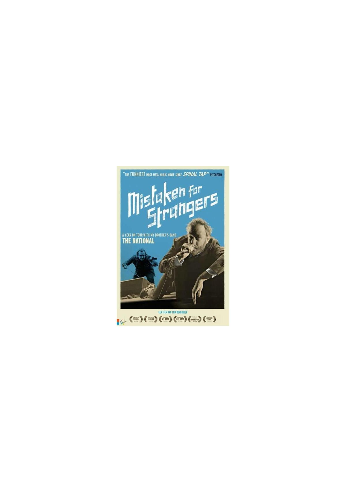 DVD-hoes met een man die spreekt, titel: Mistaken for Strangers, met een blauwe achtergrond.