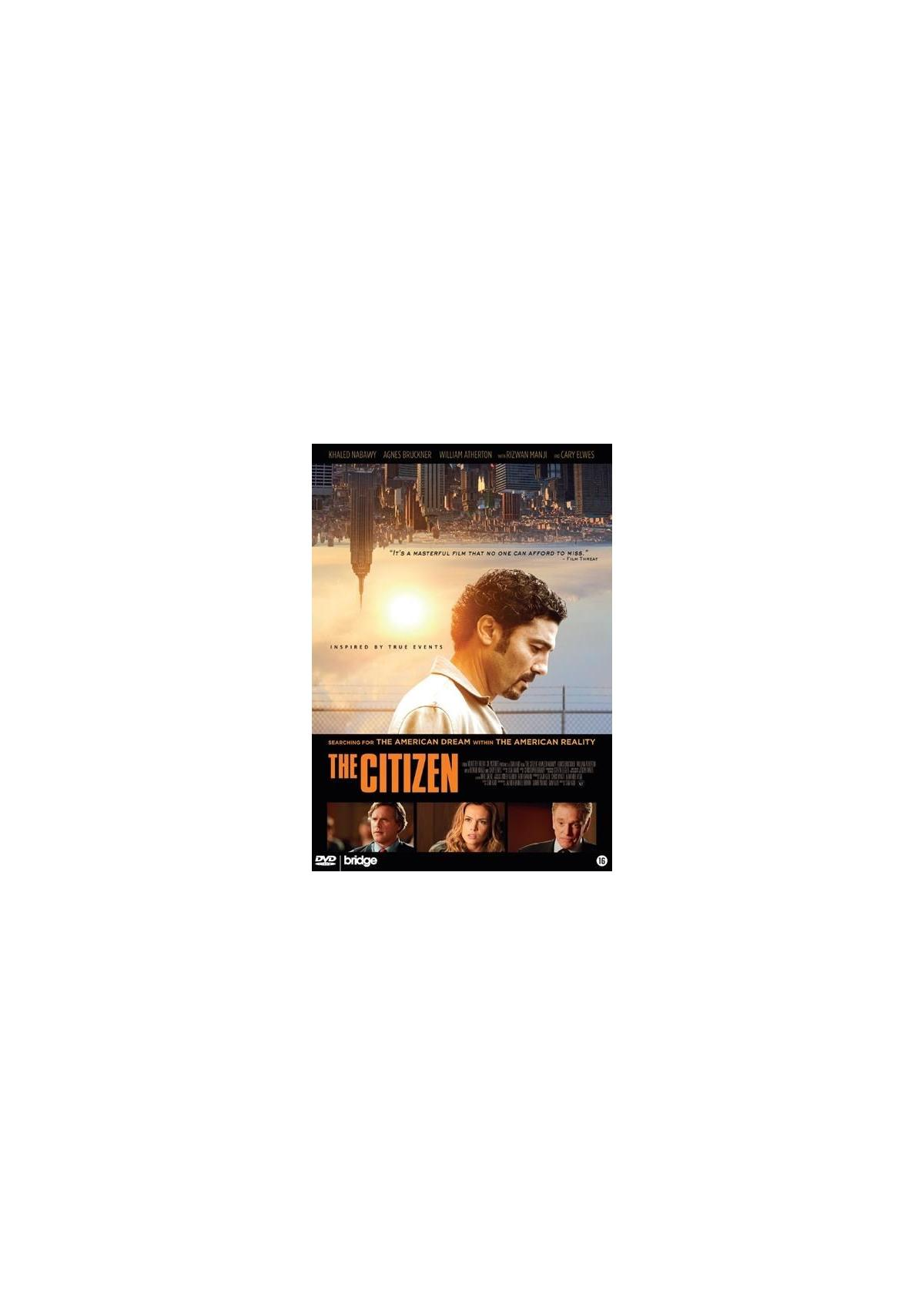 Affiche du film 'The Citizen'. Un homme regarde vers le haut, avec une ville derrière lui.
