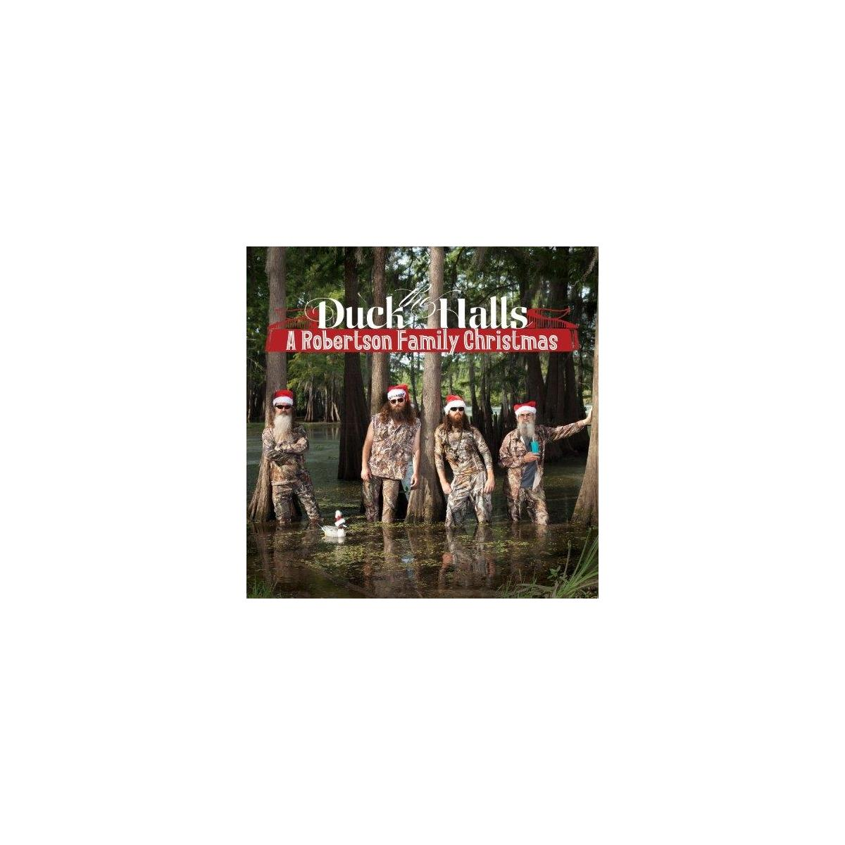 Duck Halls: Een Robertson-familie met kerstmutsen, in het water staand, met een moerassige achtergrond.