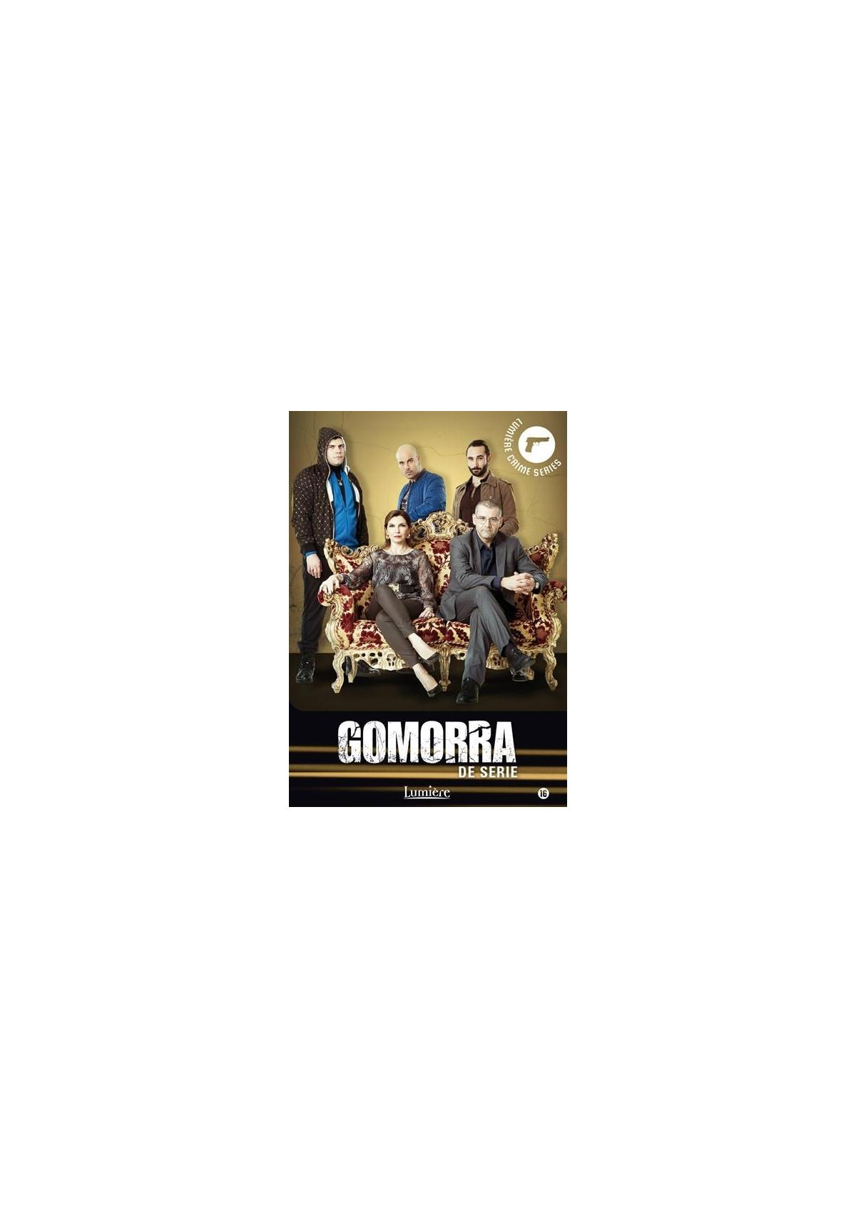 Affiche de film. Groupe de personnes sur un canapé. Titre : Gomorra.