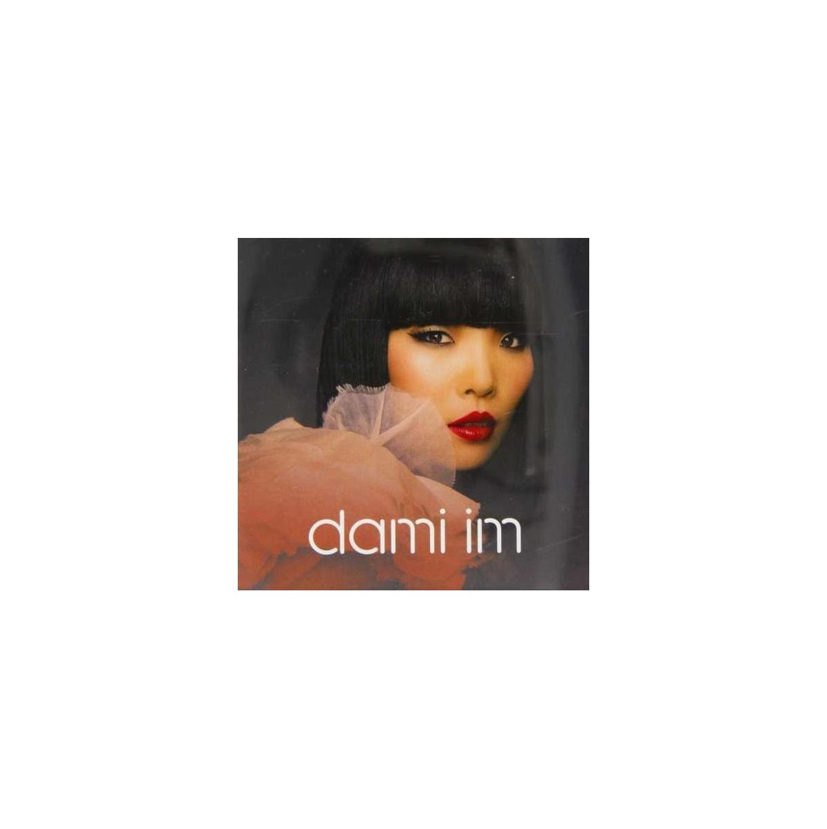 Couverture de l'album : Femme aux cheveux noirs et au rouge à lèvres rouge. Le nom Dami Im en lettres oranges.
