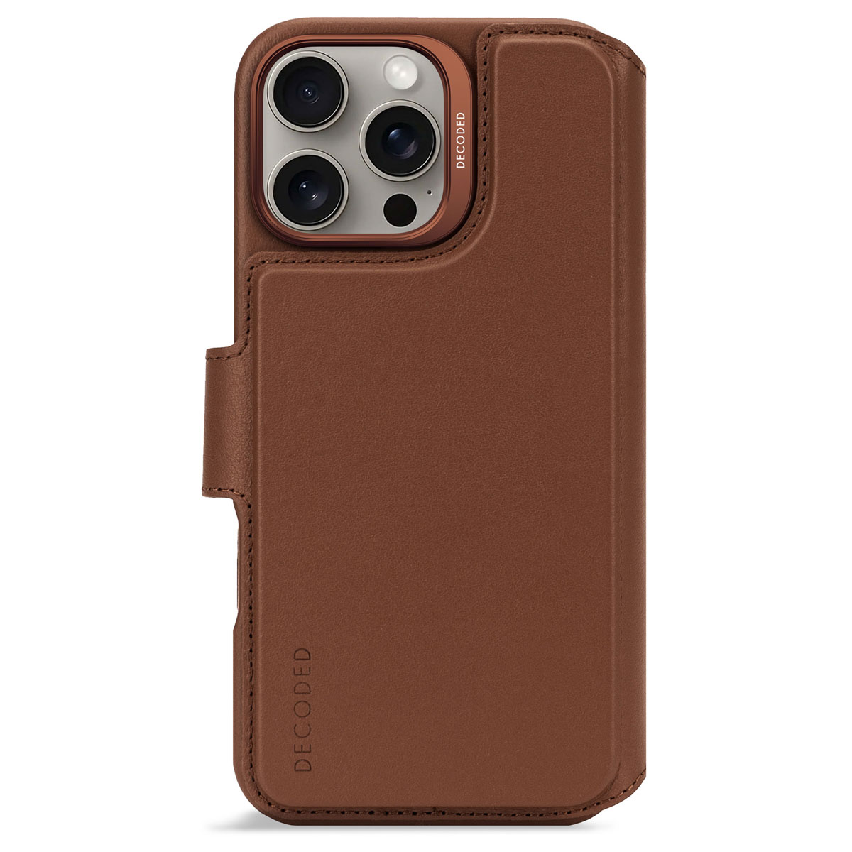Bruine leren telefoonhoes met een portemonnee-ontwerp, met een telefoon en de camera zichtbaar.