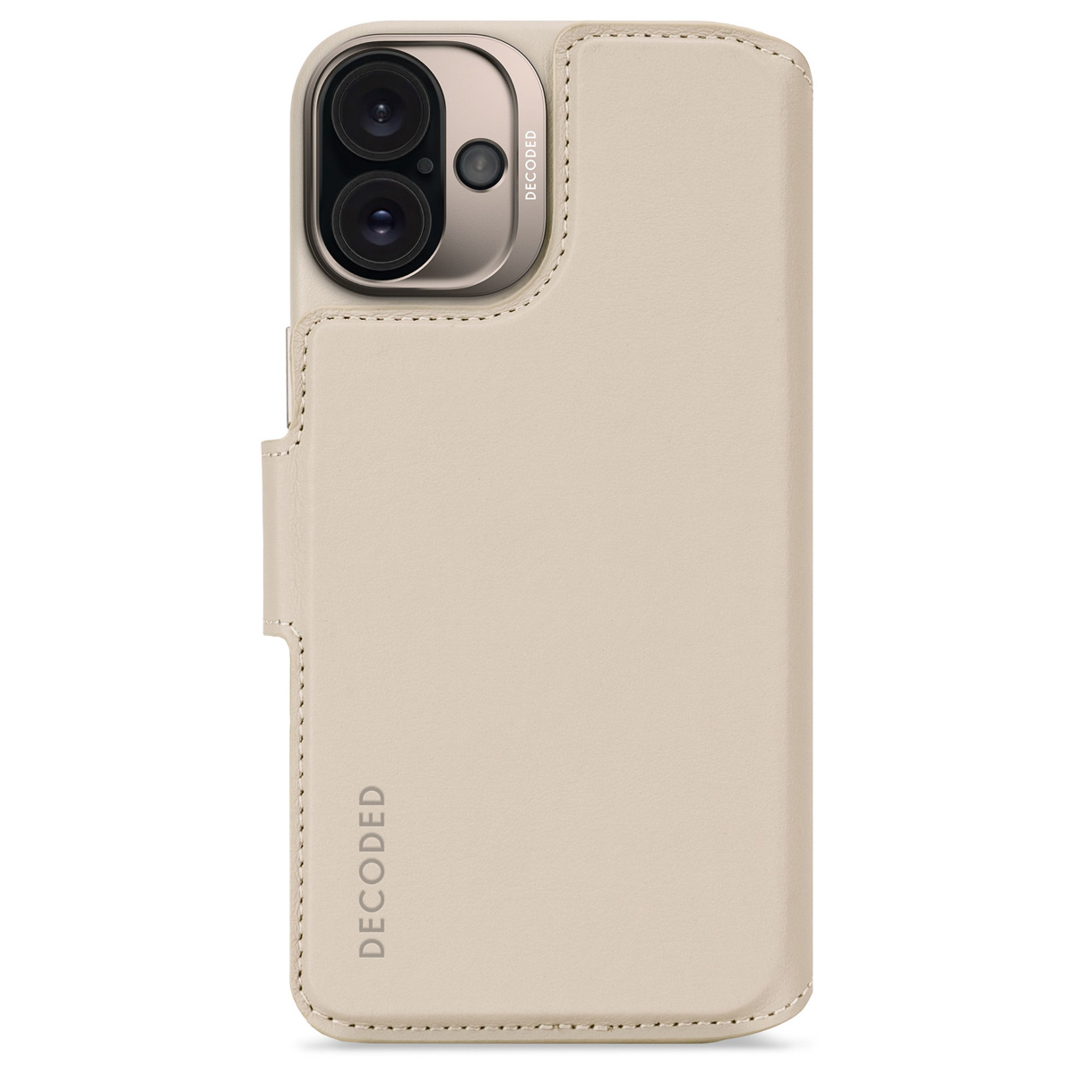 Een lichtbeige telefoonhoesje met een uitsparing voor de camera en de merknaam DECIDED.