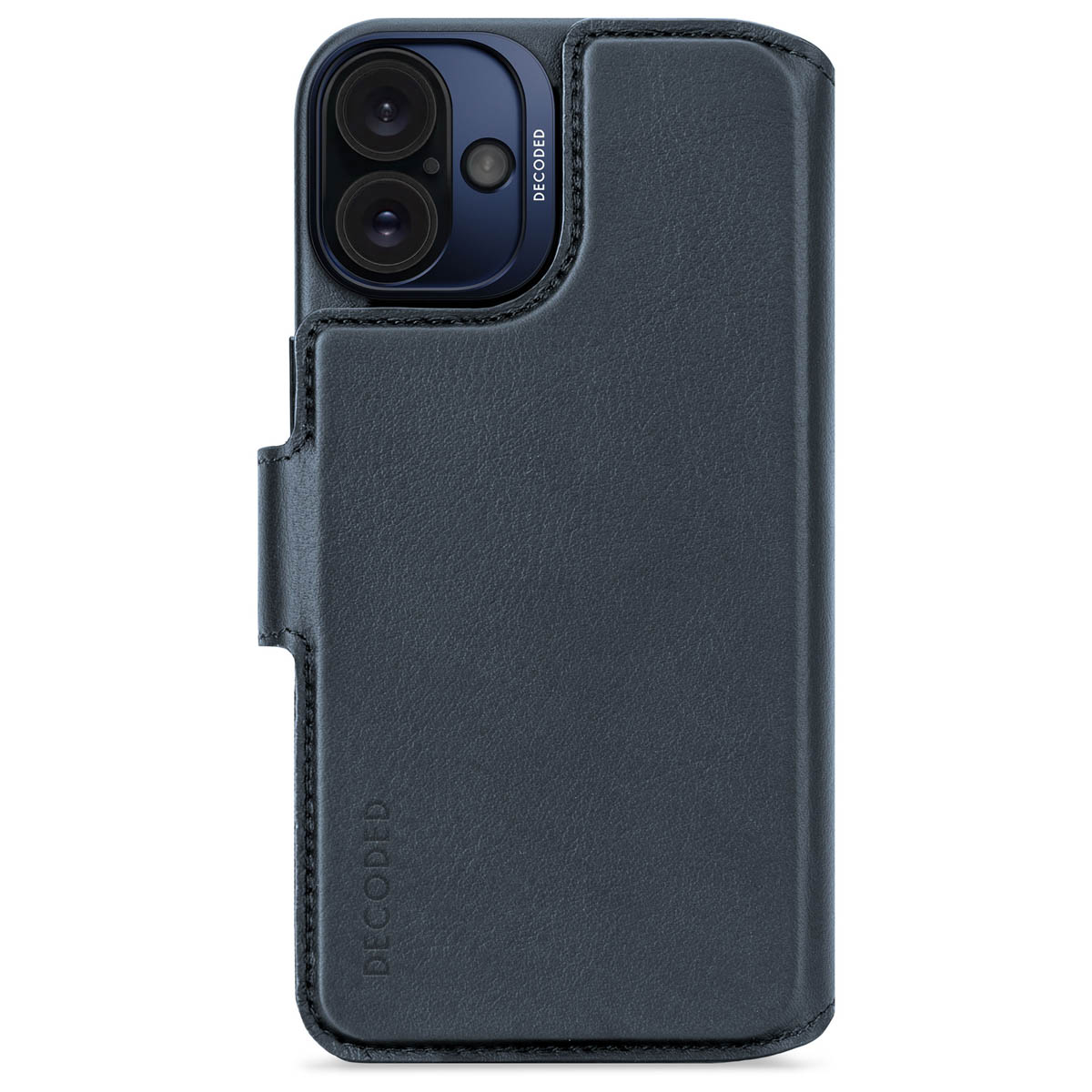 Étui de téléphone bleu avec une découpe pour double caméra et une couverture de style folio. La marque est Decoded.