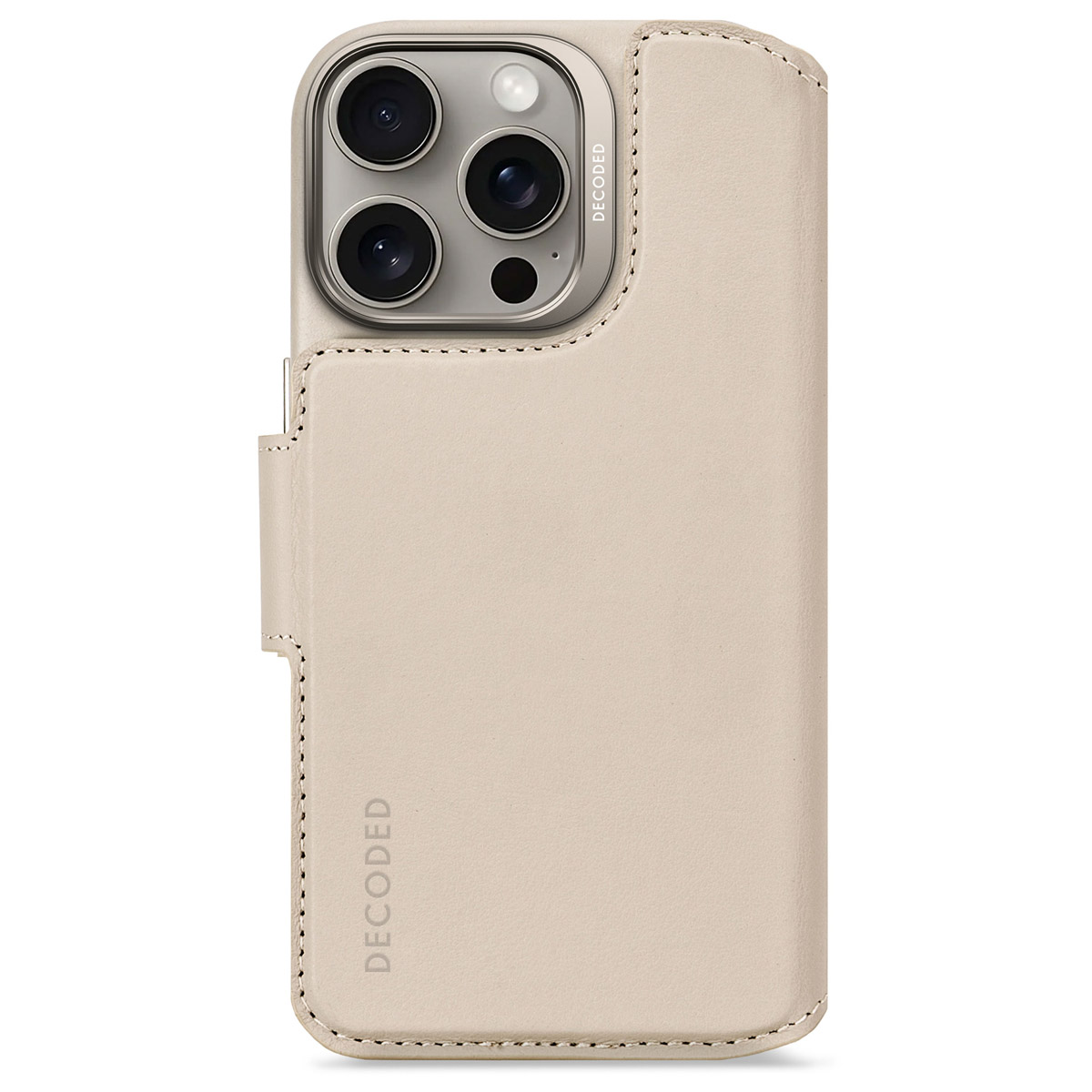 Beige leren telefoonhoesje met een uitsparing voor de camera en een flap met 'DECODED' tekst.