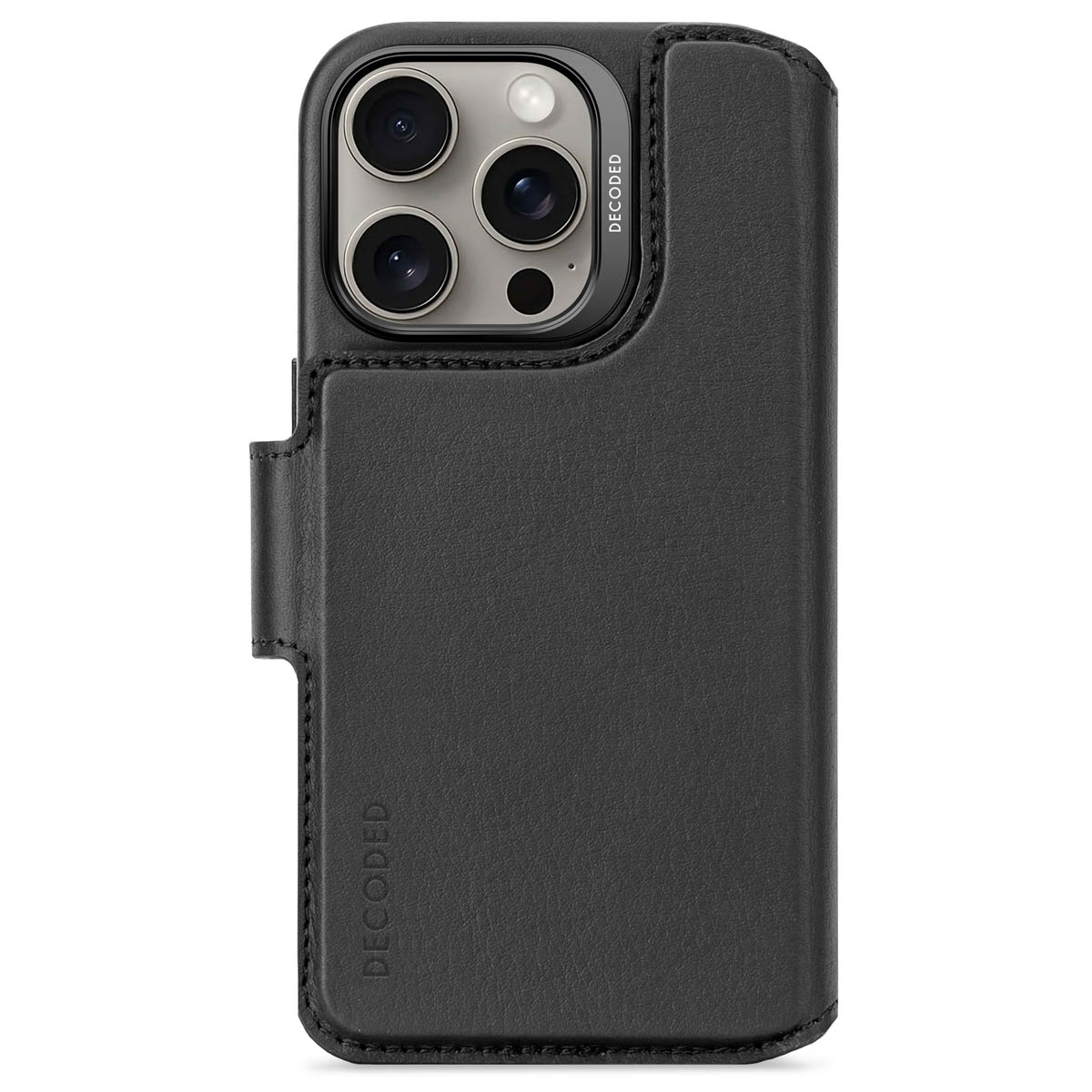 Een zwarte telefoonhoes met een flap en camera-uitsparingen op een witte achtergrond.