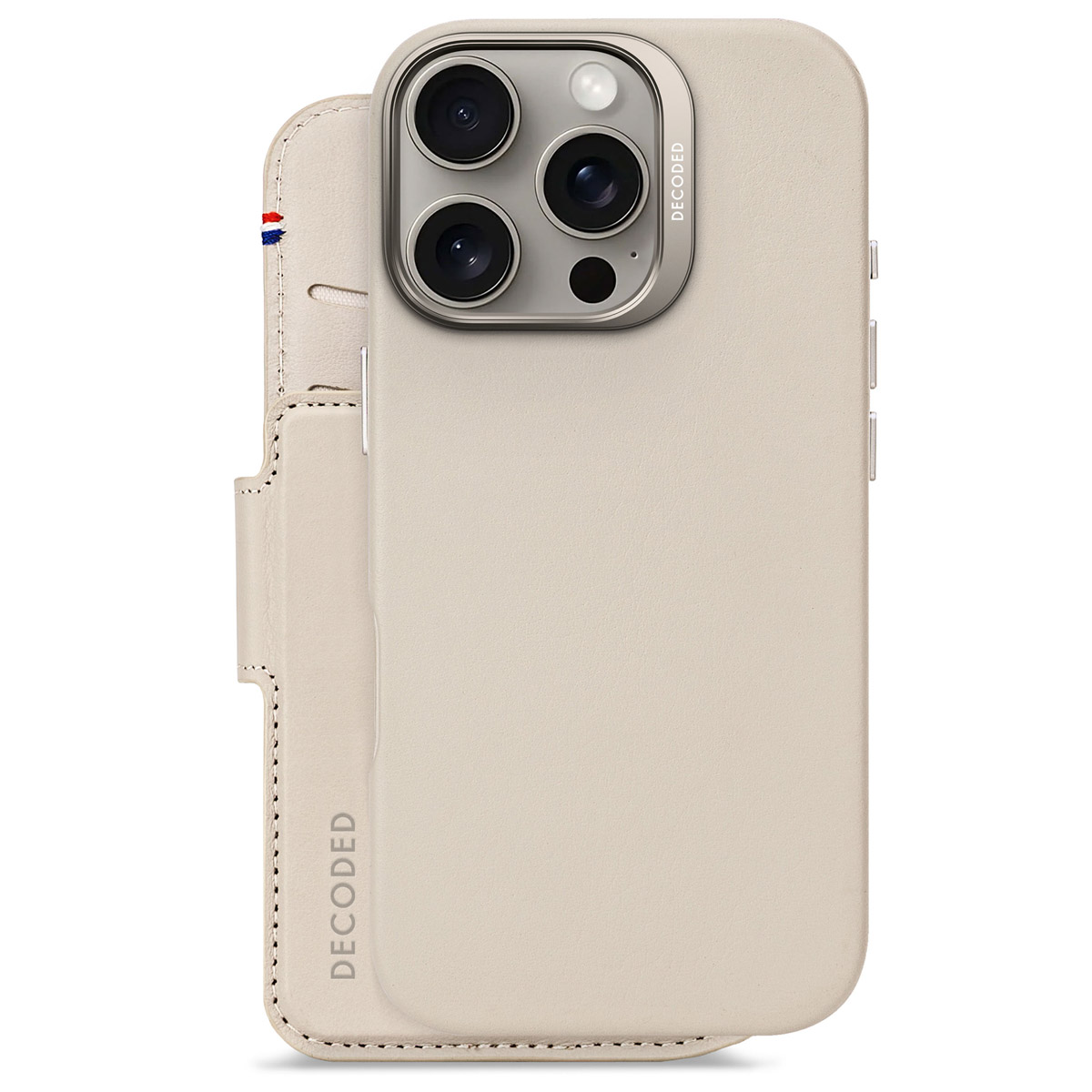 Een beige telefoonhoesje met een kaarthouder en een uitsparing voor de camera, een telefoon zit erin.