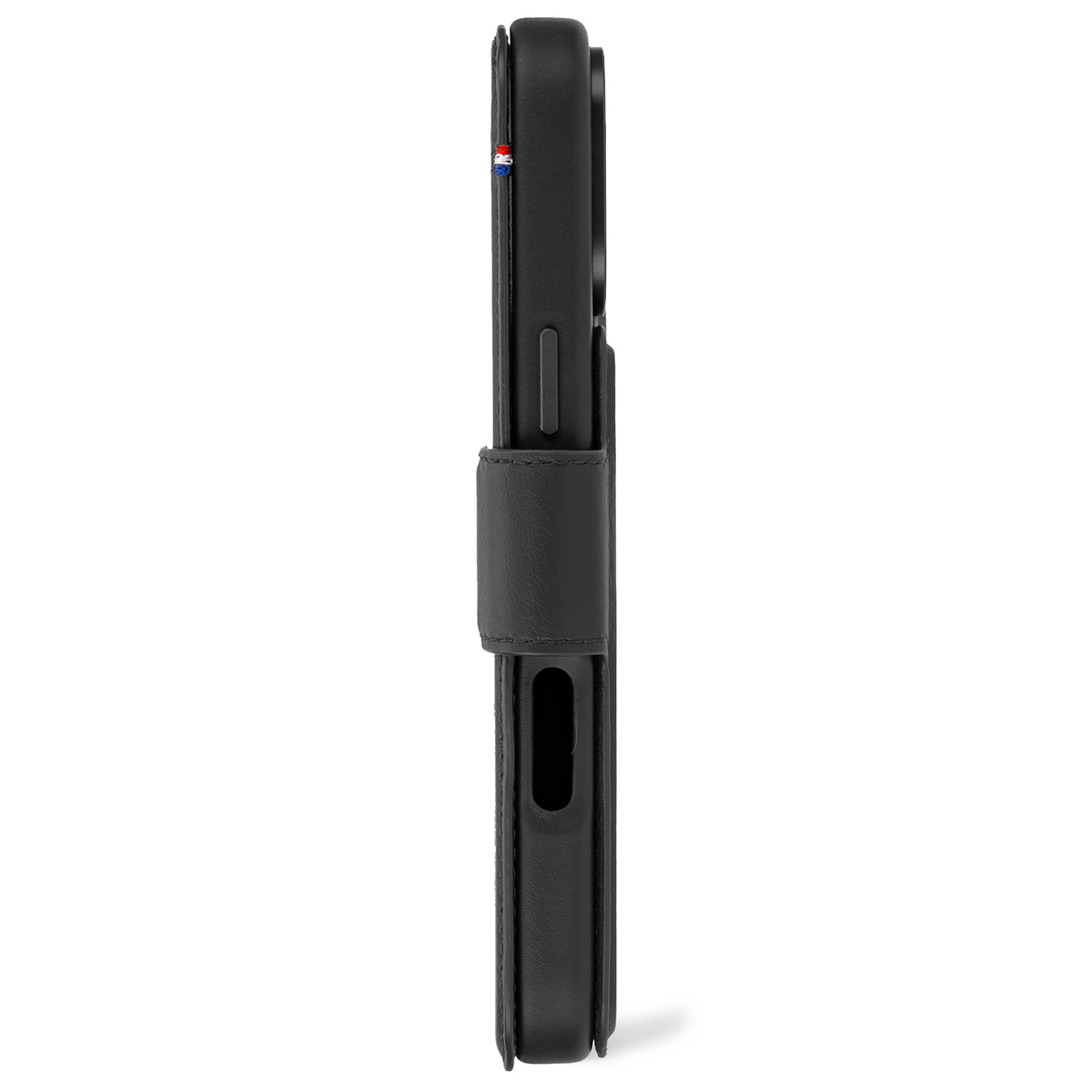 Zwarte telefoonhoes, zijaanzicht. Voorzien van een bandje en een klein logo bovenaan.