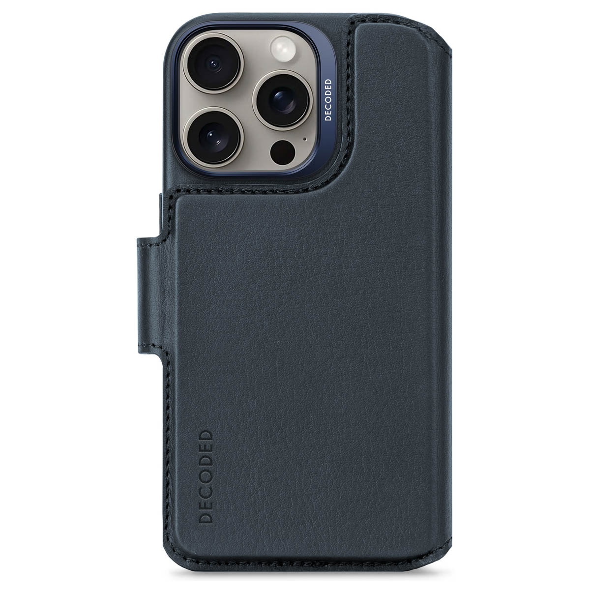 Donkerblauwe telefoonhoes met lederen afwerking, Decoded-logo, met telefoon erin.