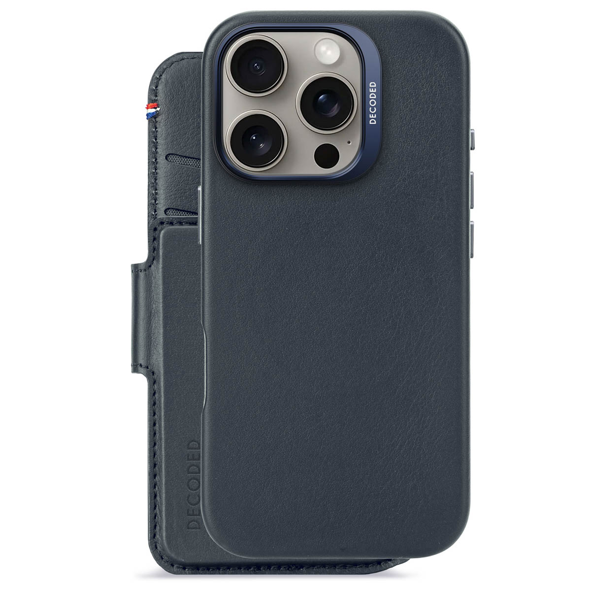 Donkerblauwe telefoonhoes met kaartsleuven. Telefoon met camera's, blauwe rand, witte achtergrond.