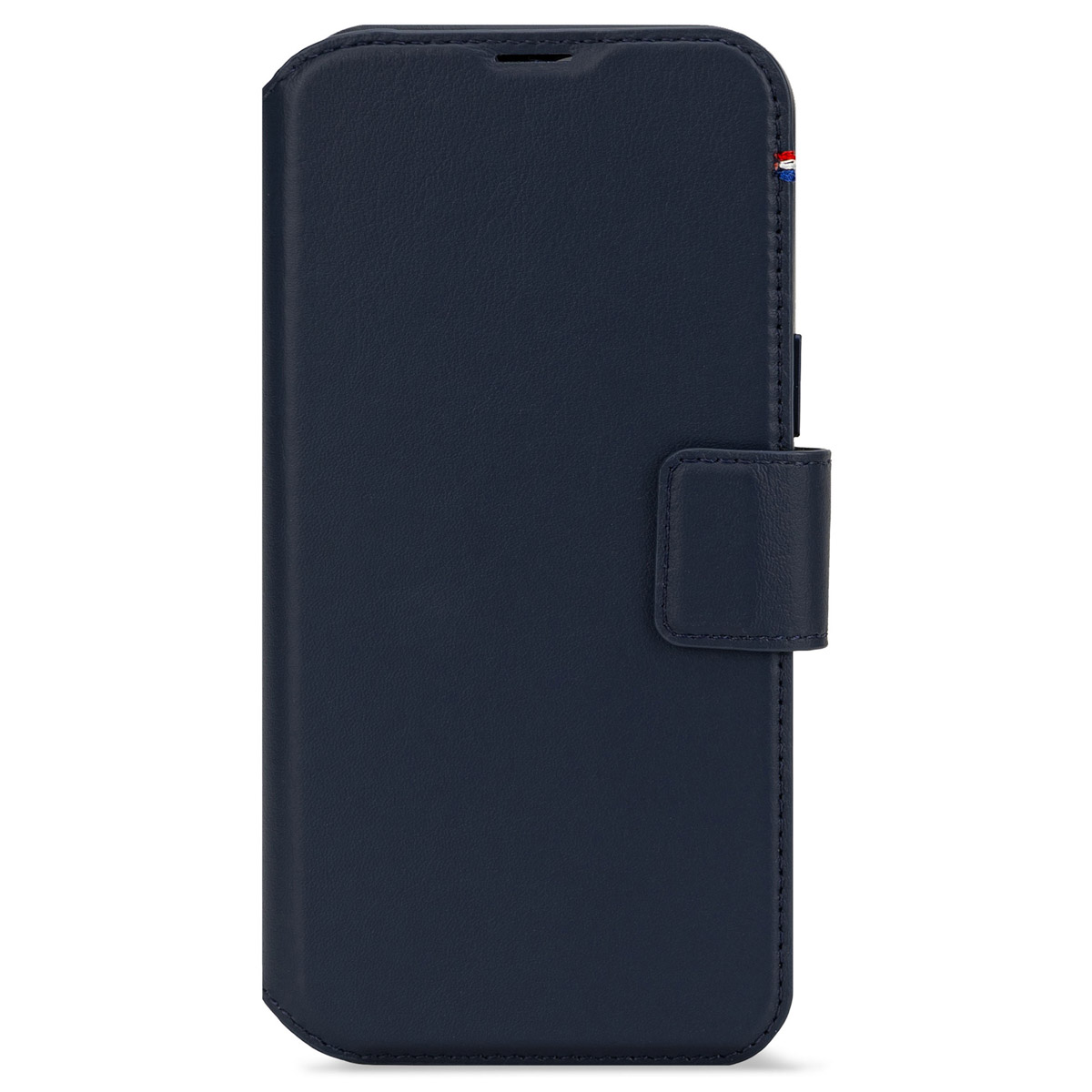 Gesloten marineblauwe telefoonhoes met een flap en een klein wit en rood detail in de rechterbovenhoek.